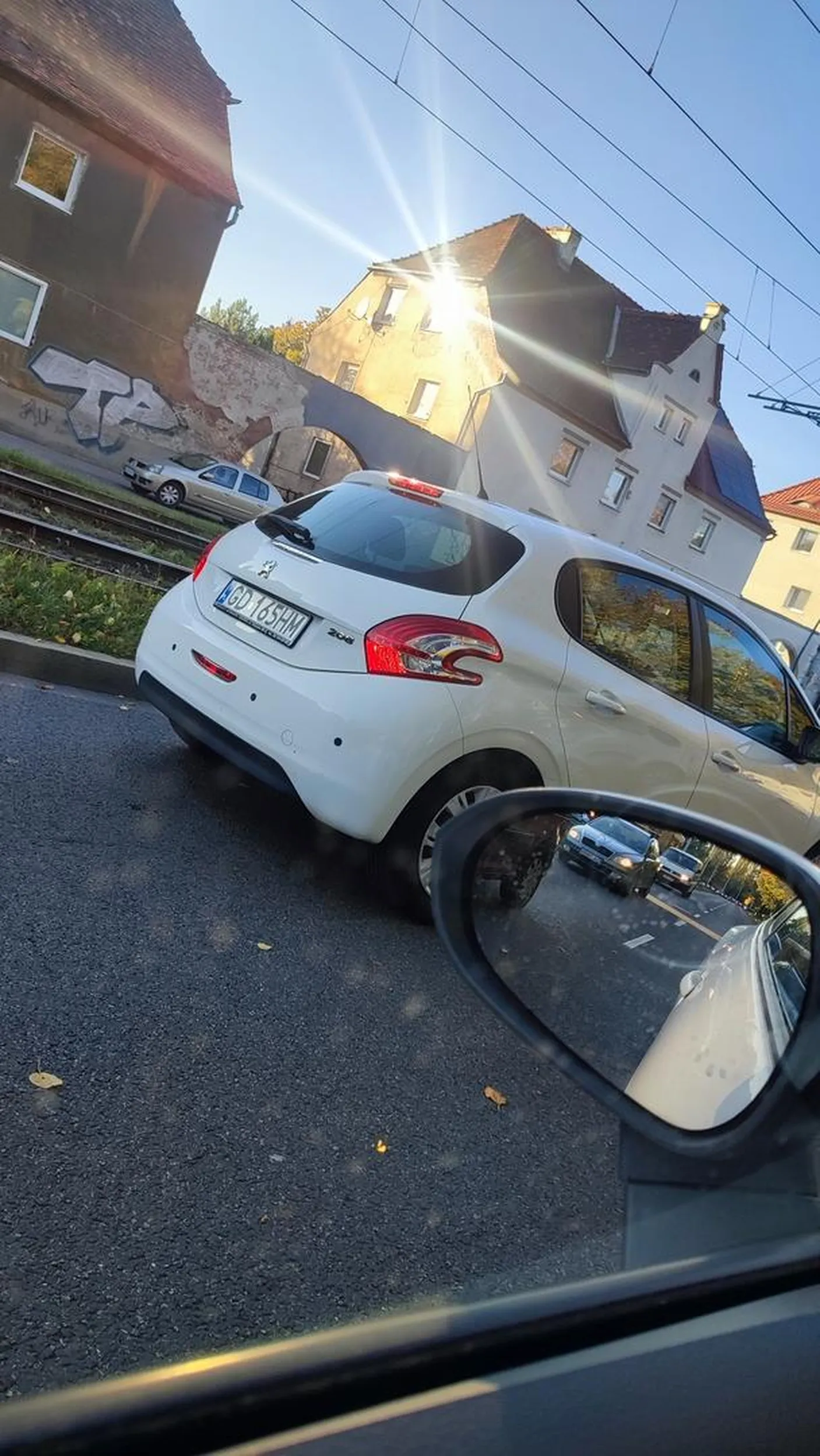 Agresor drogowy. Film z kamer wysłany w odpowiednie miejsce. Wstyd się dzikusie - to co zrobiłeś na drodze aby chwilę później stać na czerwonym świetle.