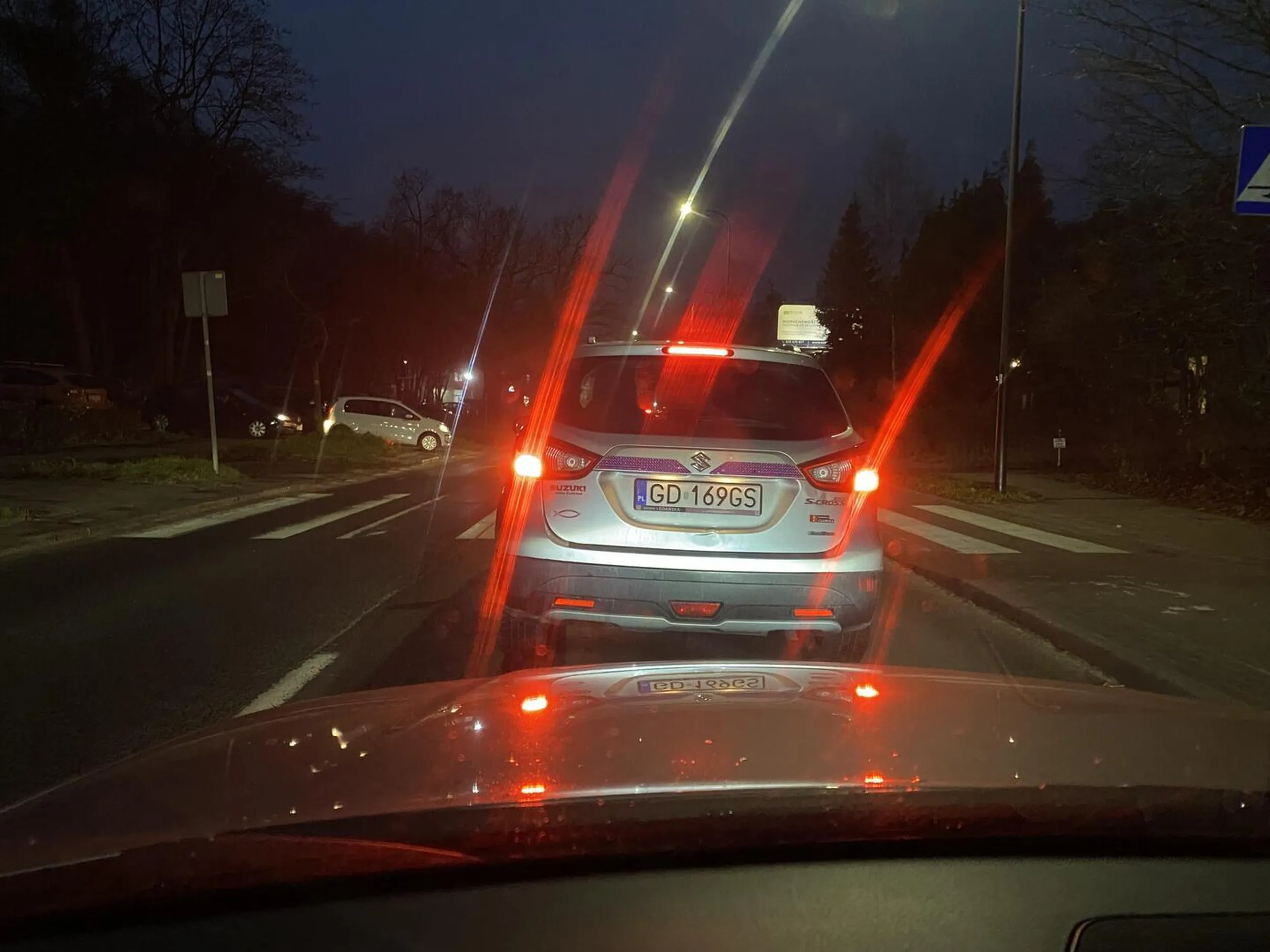 Ten kierowca wygrał chyba prawo jazdy w chipsach widocznie bardzo się panu śpieszyło na skrzyżowaniu ale jeżeli jestem przed nim a on w ostatniej chwili wjeżdża przede mnie nie jest to prawidłowe zachowanie. Naucz się jeździć albo oddaj prawko ciulu