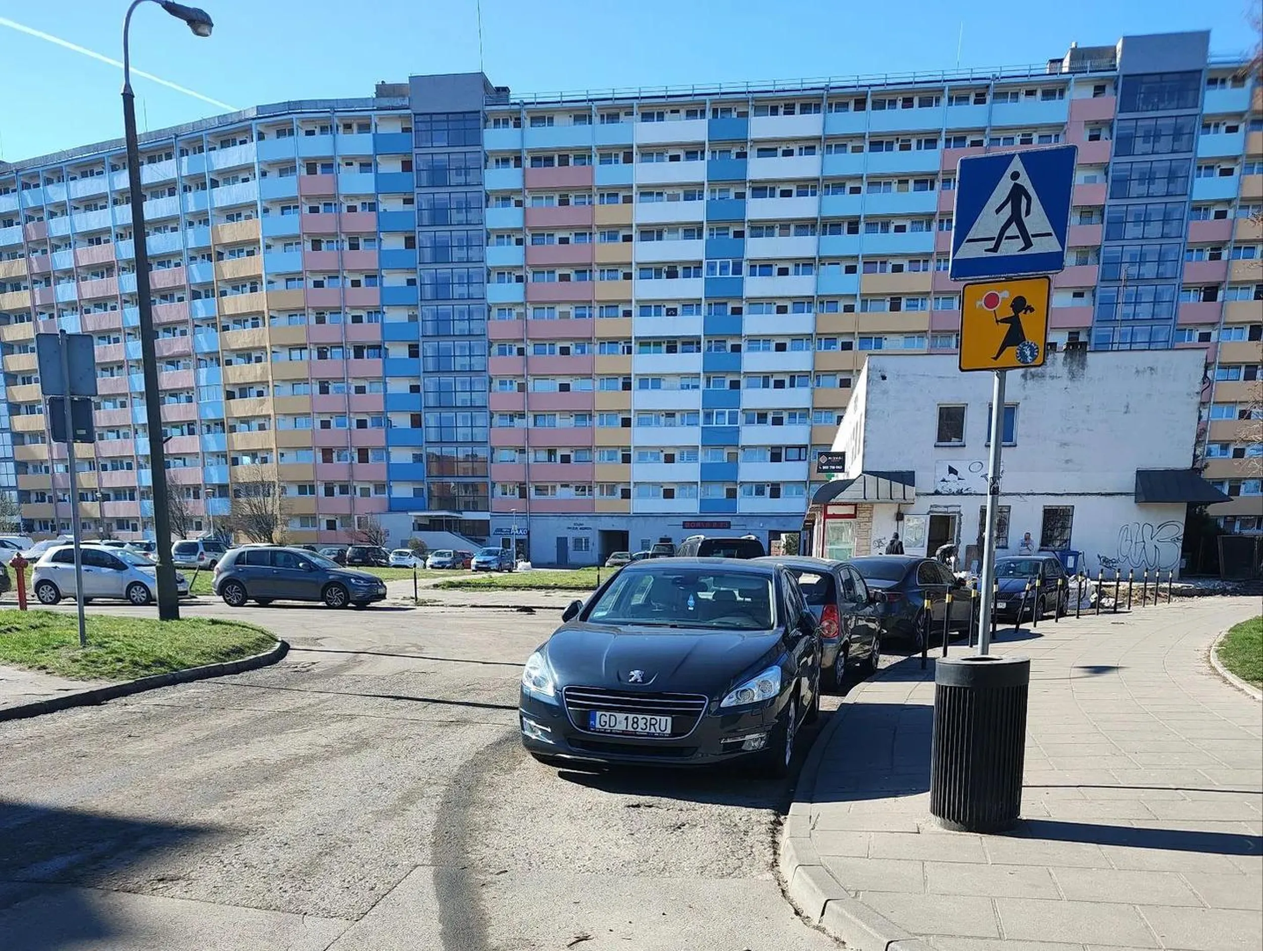 Chamskie parkowanie na przejściu na pieszych przy szkole