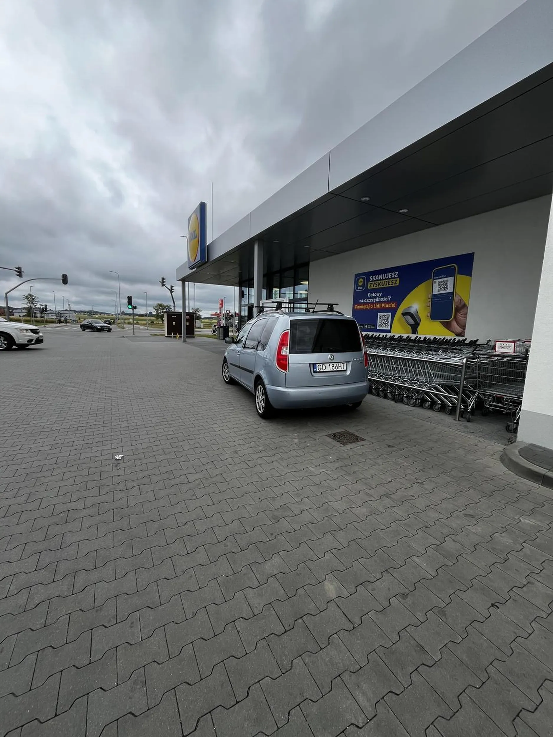 Pod Lidlem w Kosakowie jest parking na 84 samochody osobowe - te miejsca nigdy nie są zajęte w 100%. Oczywiście znajdzie się ktoś, kto najchętniej zaparkowałby na kasach samoobsługowych. Bez wyrazów szacunku