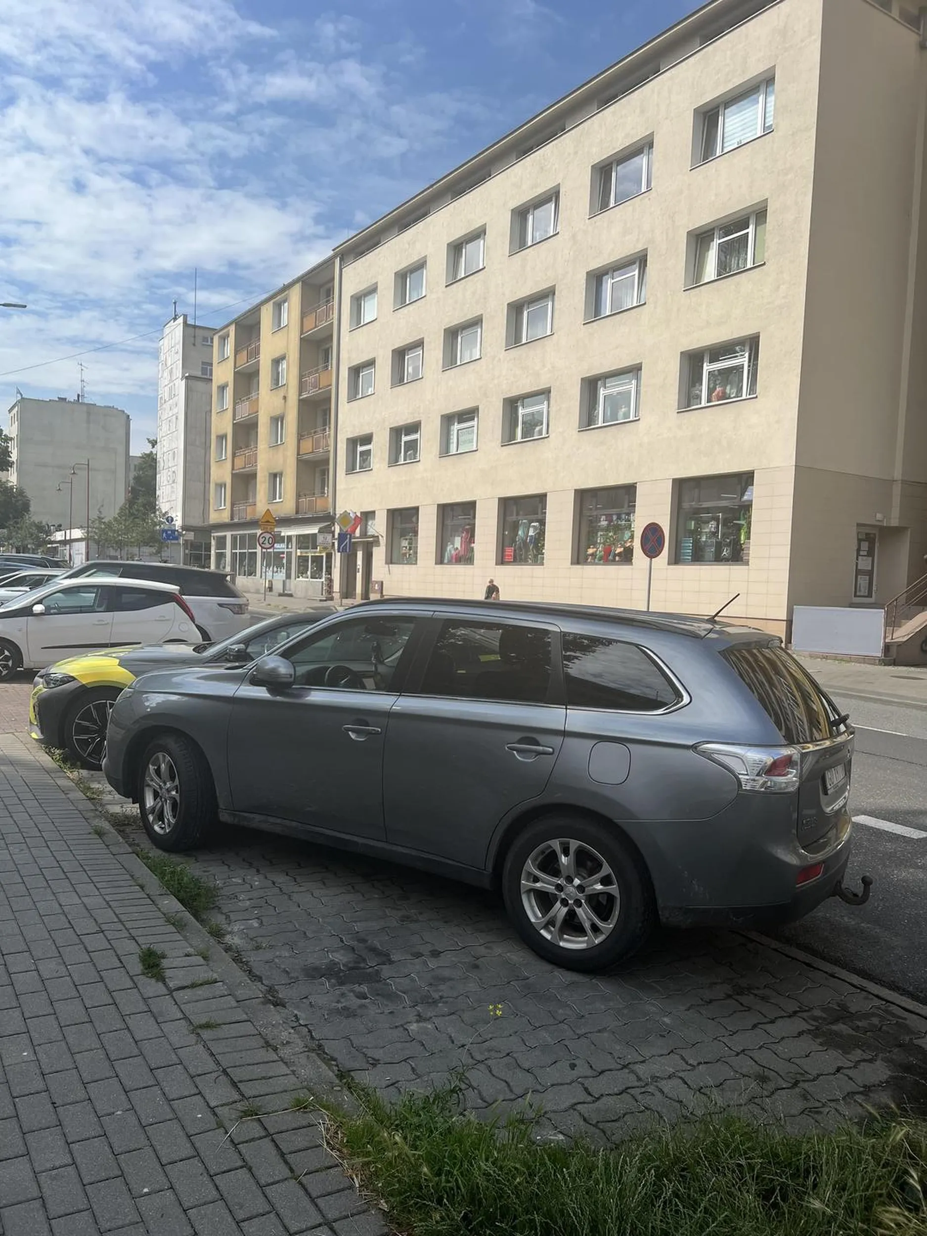 Zajął trzy miejsca parkingowe. Im większy samochód tym mniejsze umiejętności za kierownicą. Powinni zabierać prawo jazdy za takie coś.