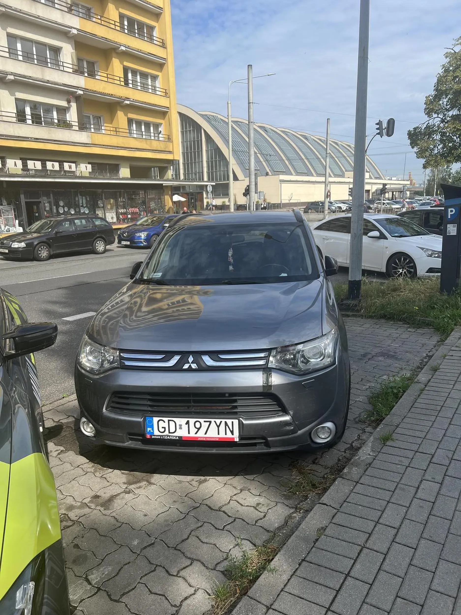 Zajął trzy miejsca parkingowe. Im większy samochód tym mniejsze umiejętności za kierownicą. Powinni zabierać prawo jazdy za takie coś.