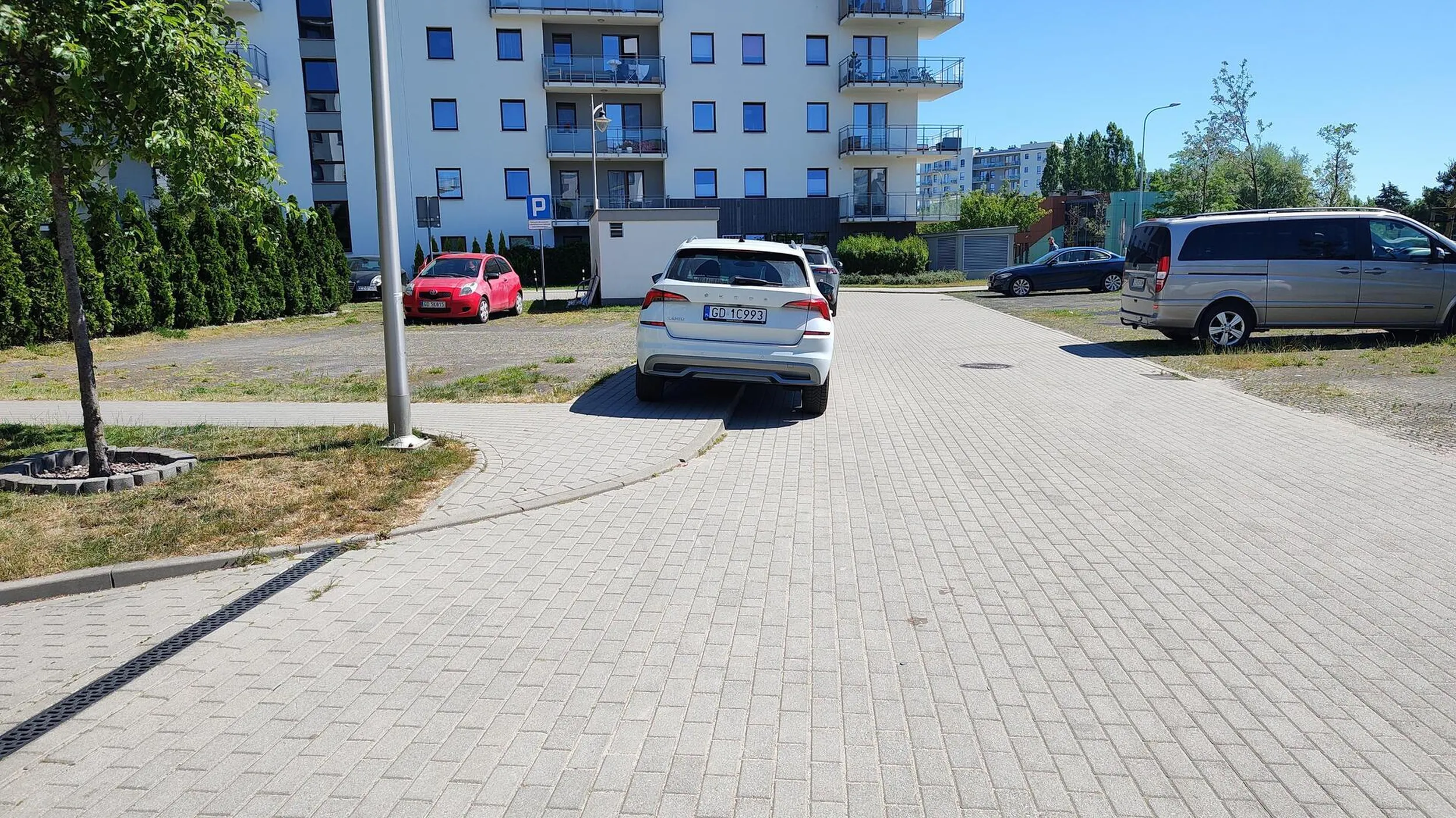 A gdzie miejsce dla pieszych na chodniku? Mają się teleportować?