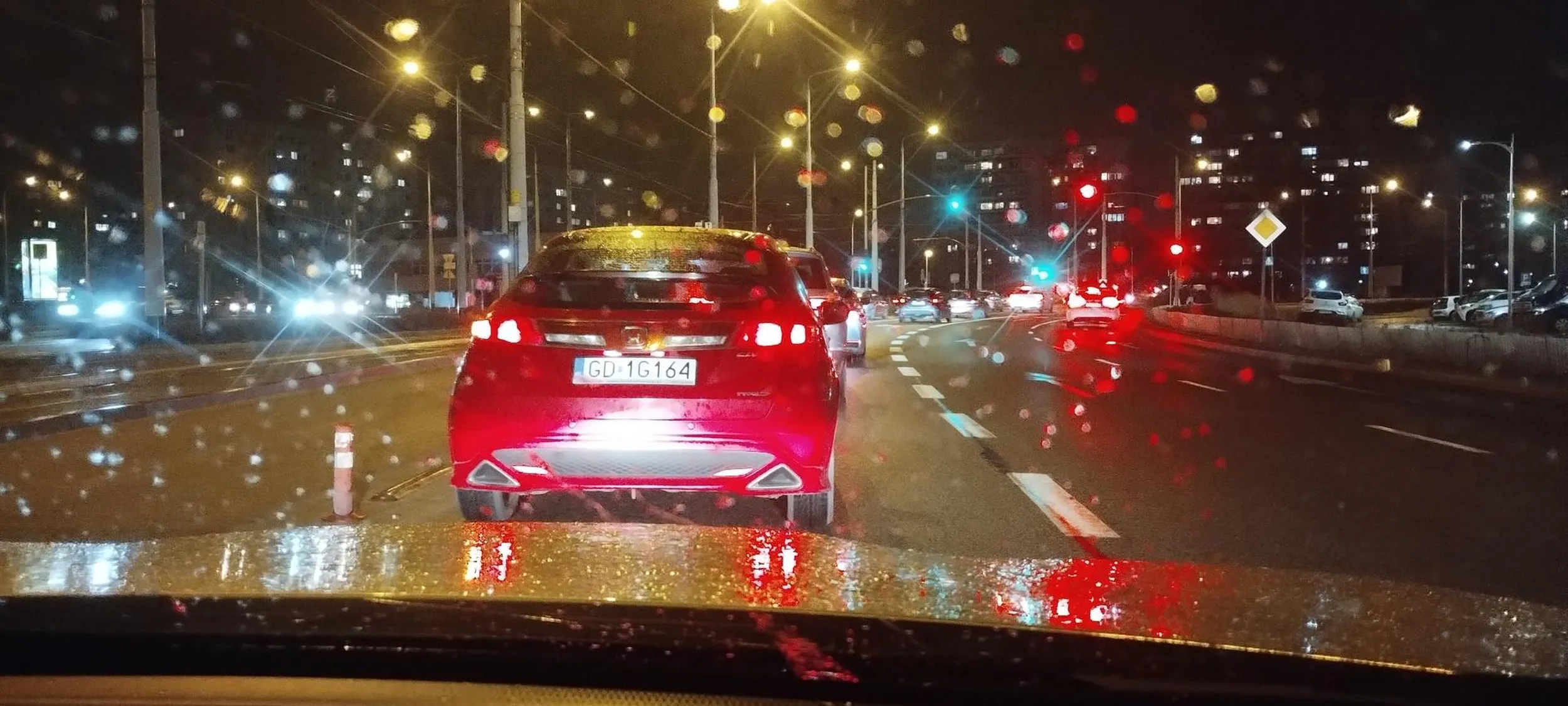 W ciągu 15 sekund wymusił pierwszeństwo trzem autom i prawie doprowadził do dwóch kolizji