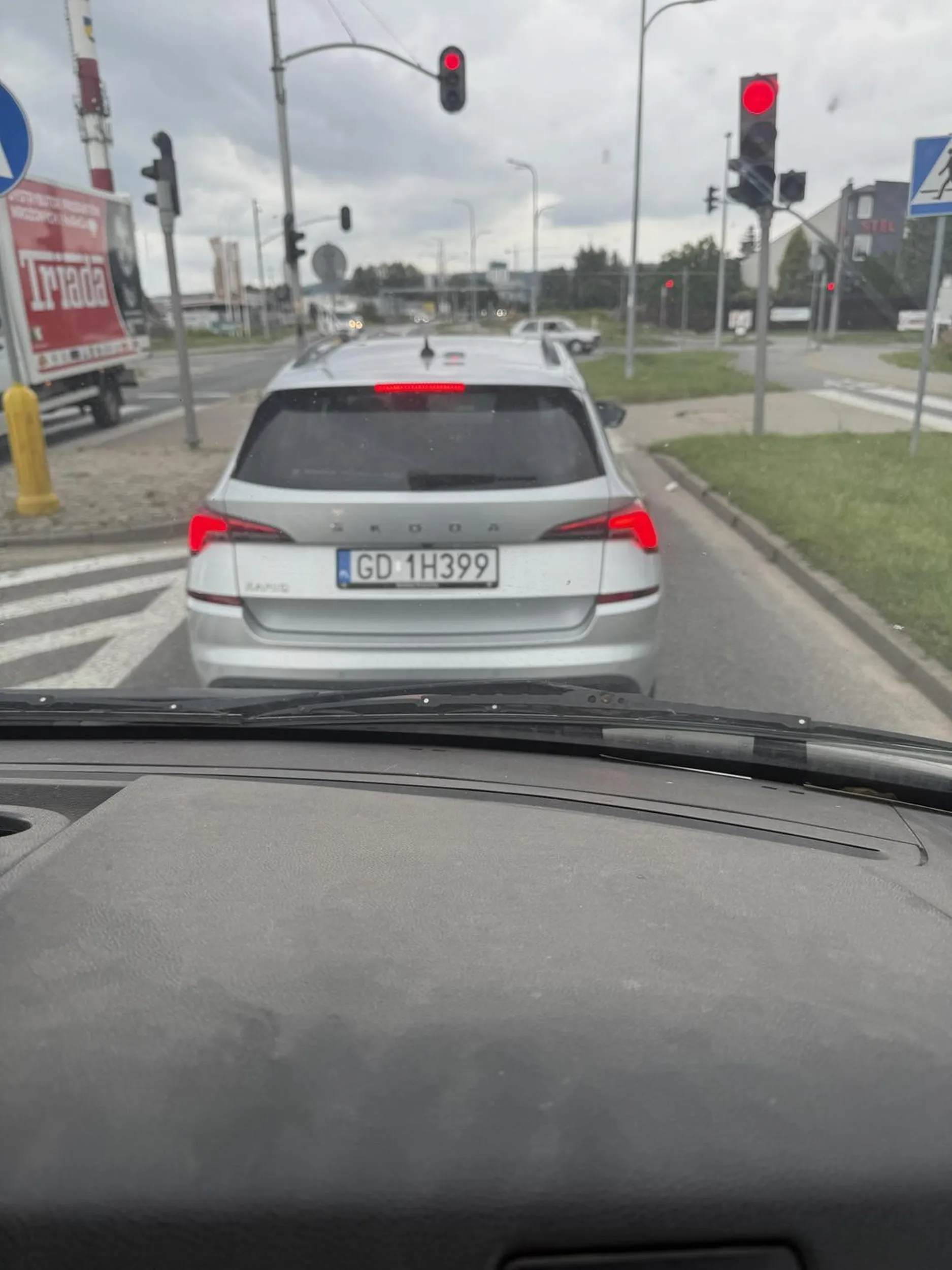 szmaciarz wymusza, wyjeżdża nie patrzy z podporządkowanej czy ktoś jedzie czy nie, a jak już wymusi to nawet nie ma jaj żeby przeprosić:)