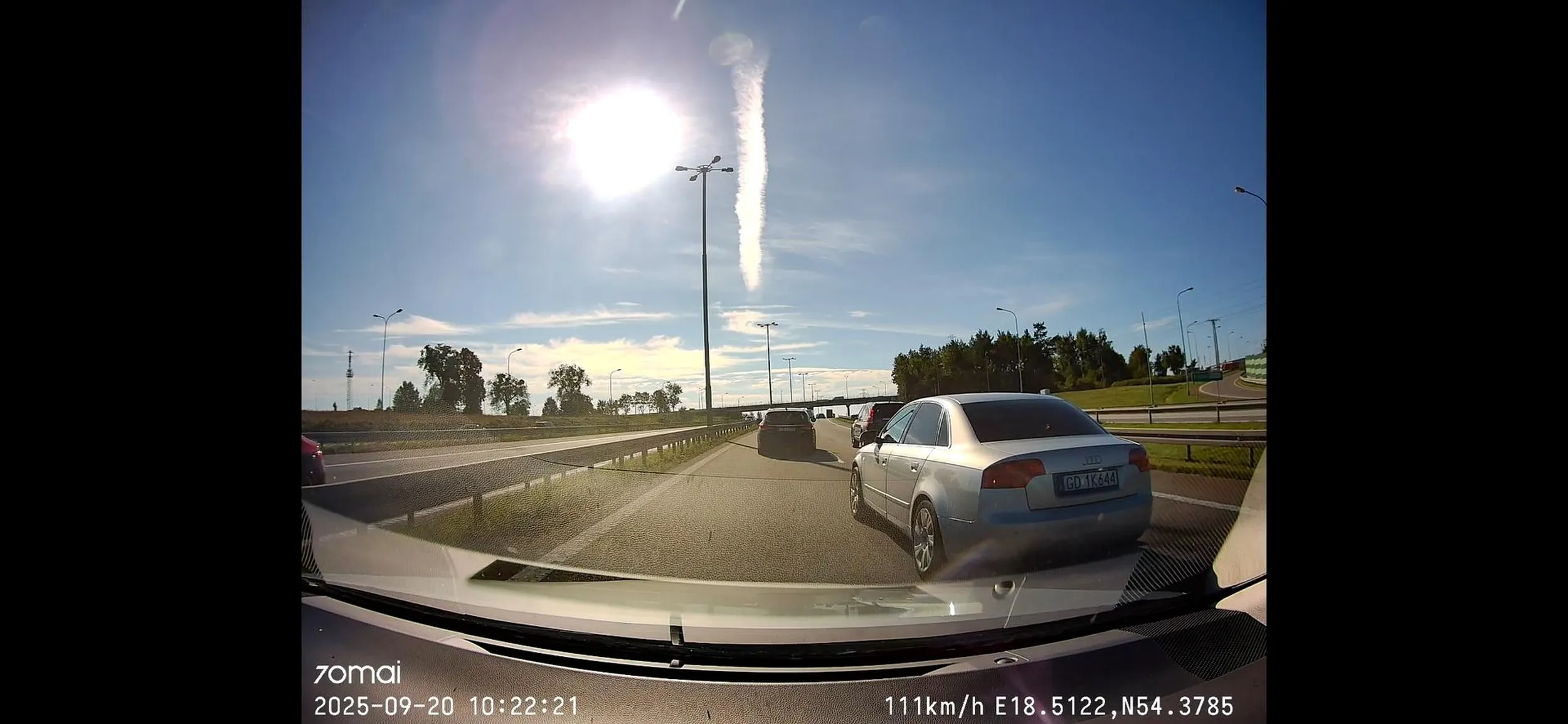 Przez takich jak Ty palo korkuje się obwodnica, wpychasz sie przez maskę a potem nawet w oczy nie spojrzysz. Do zobaczenia na policji i na stopchamie
