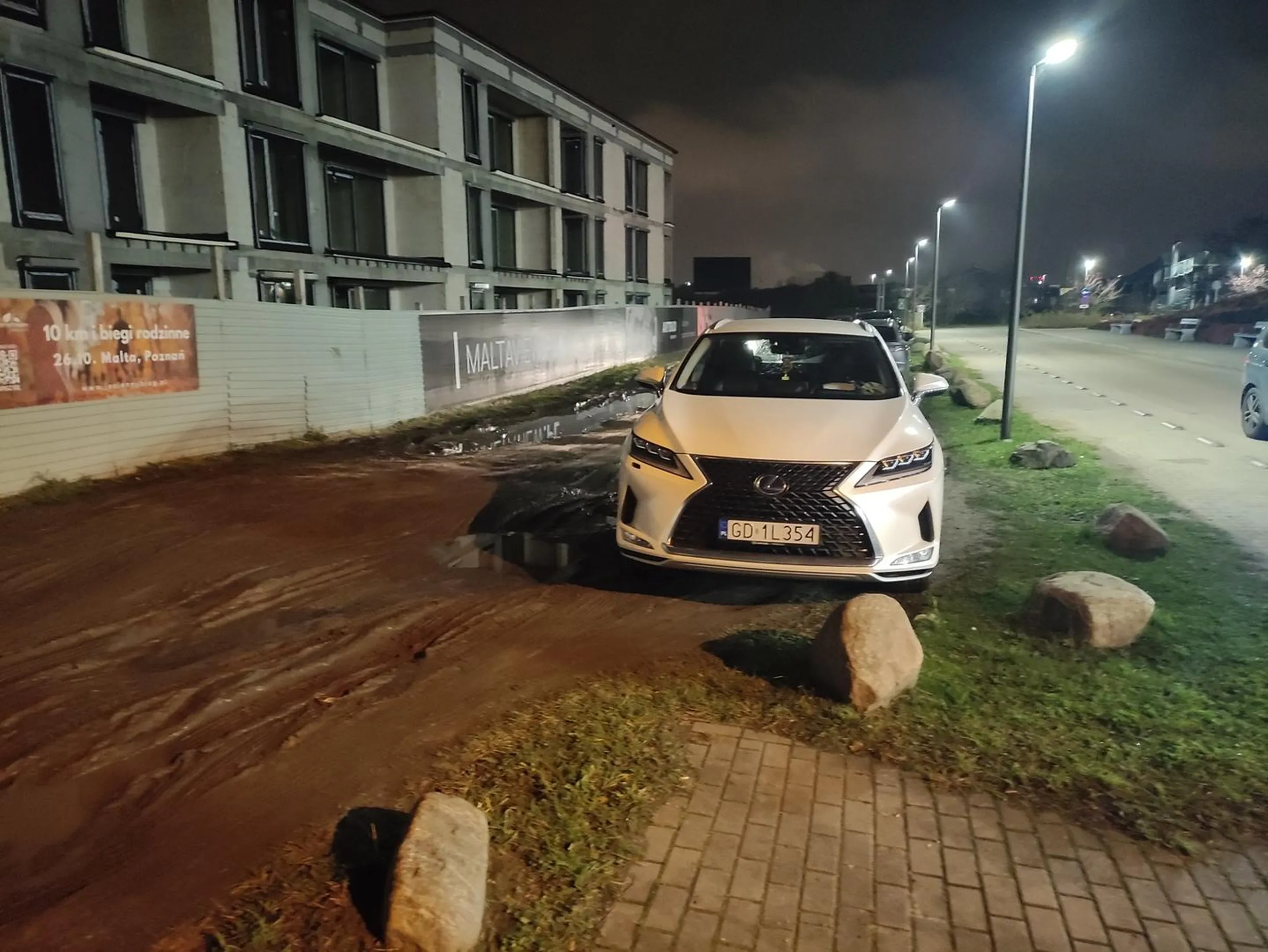 Zamiast zaparkować na legalnym parkingu z 8 zł - wolisz w błocie, który tak naprawdę był kiedyś terenem zielonym, ale dzięki takim jak ty - jest bajorem.