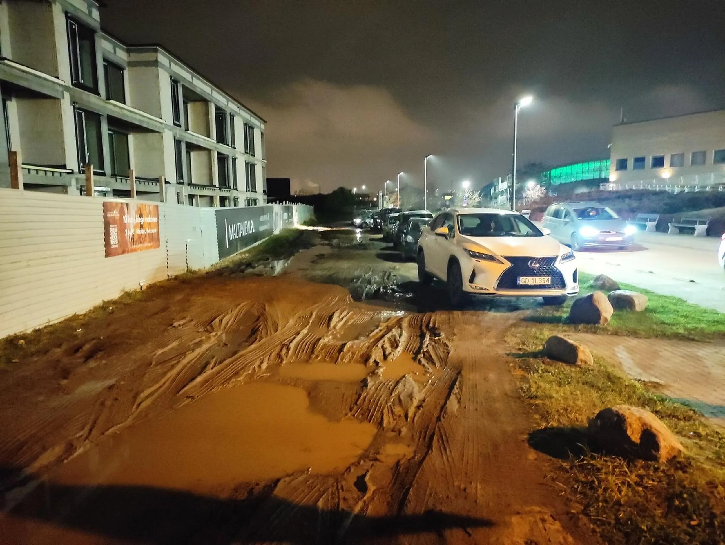 Zamiast zaparkować na legalnym parkingu z 8 zł - wolisz w błocie, który tak naprawdę był kiedyś terenem zielonym, ale dzięki takim jak ty - jest bajorem.