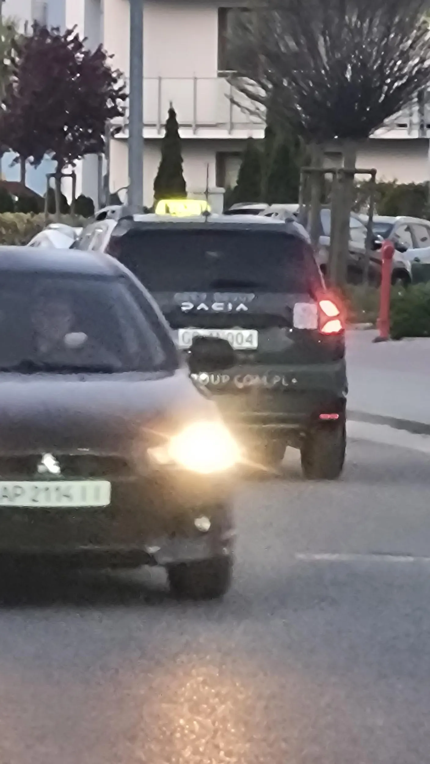 Zachowuje niebezpieczną odległość, miga długimi światłami oślepiając pieszych, mimo że osoba przed nim jechała z poprawną prędkością. Potem wyprzedzał w strefie zamieszkania i trąbił jak furiat.