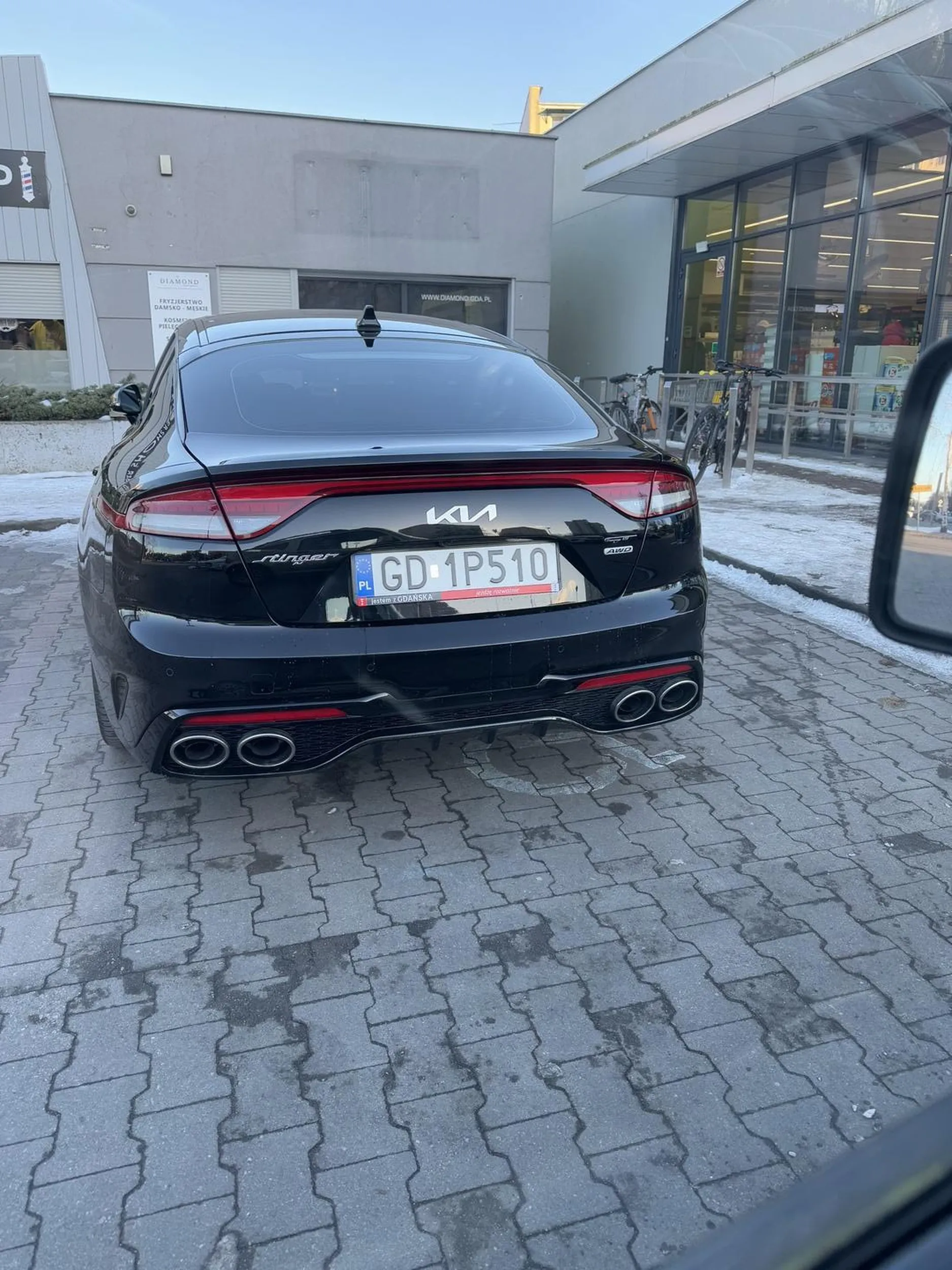 Nieodpowiedzialne zachowanie – kierowca zaparkował na miejscu dla niepełnosprawnych tylko po to, aby mieć bliżej do fryzjera. Brak szacunku dla innych użytkowników drogi. Nie polecam.