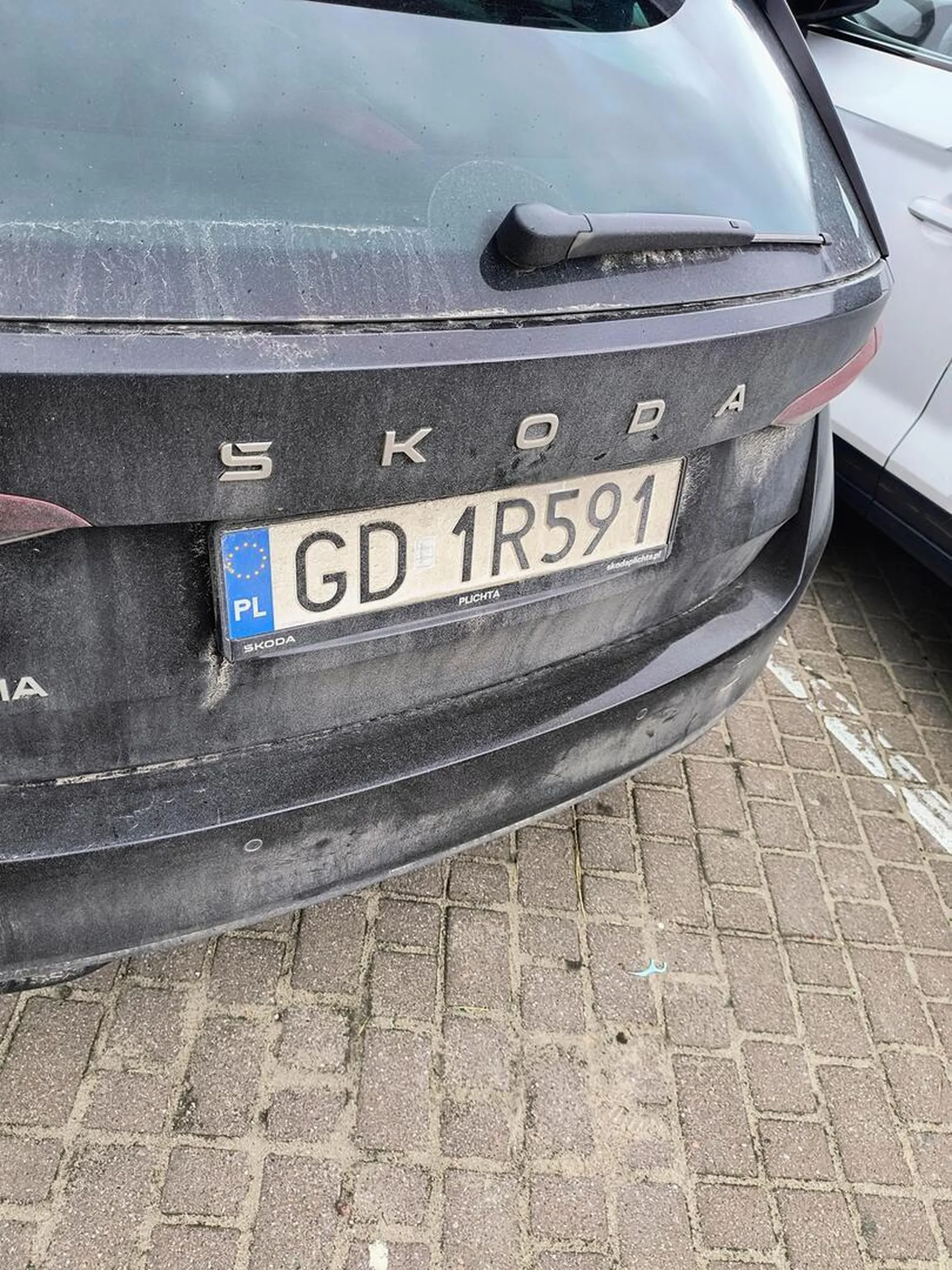 Nie pozdrawiam kierowcy który wysiadając i otwierając drzwi samochodu 11 czerwca nr. z każdej strony pojazdu walił w sąsiednie pojazdy. Upomniany stwierdził żebym sobie wezwał policję jeśli zrobił jakaś szkodę. Brak poszanowania cudzej własności i buta. Liczę, że karma wróci.