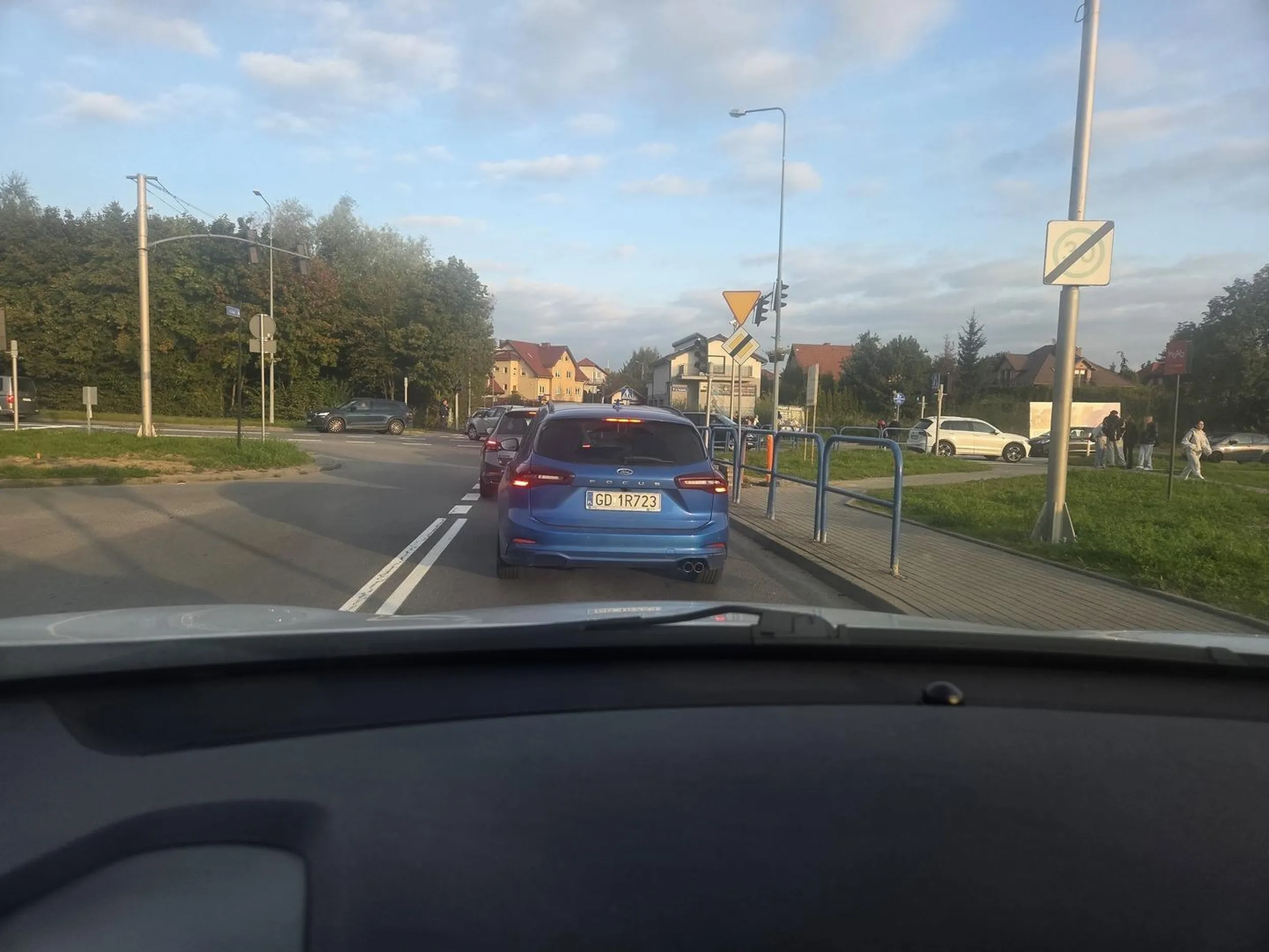 Zamiast wymuszać pierwszeństwo i wpychać sie na chama wystarczyło się spojrzeć i uśmiechnąć, masz szczęście, ze spieszyłam sie do pracy bo miałbyś po zniżkach OC!, a za tego FUCKA po bezczelnym wepchnieciu się na drogę karma wróci...