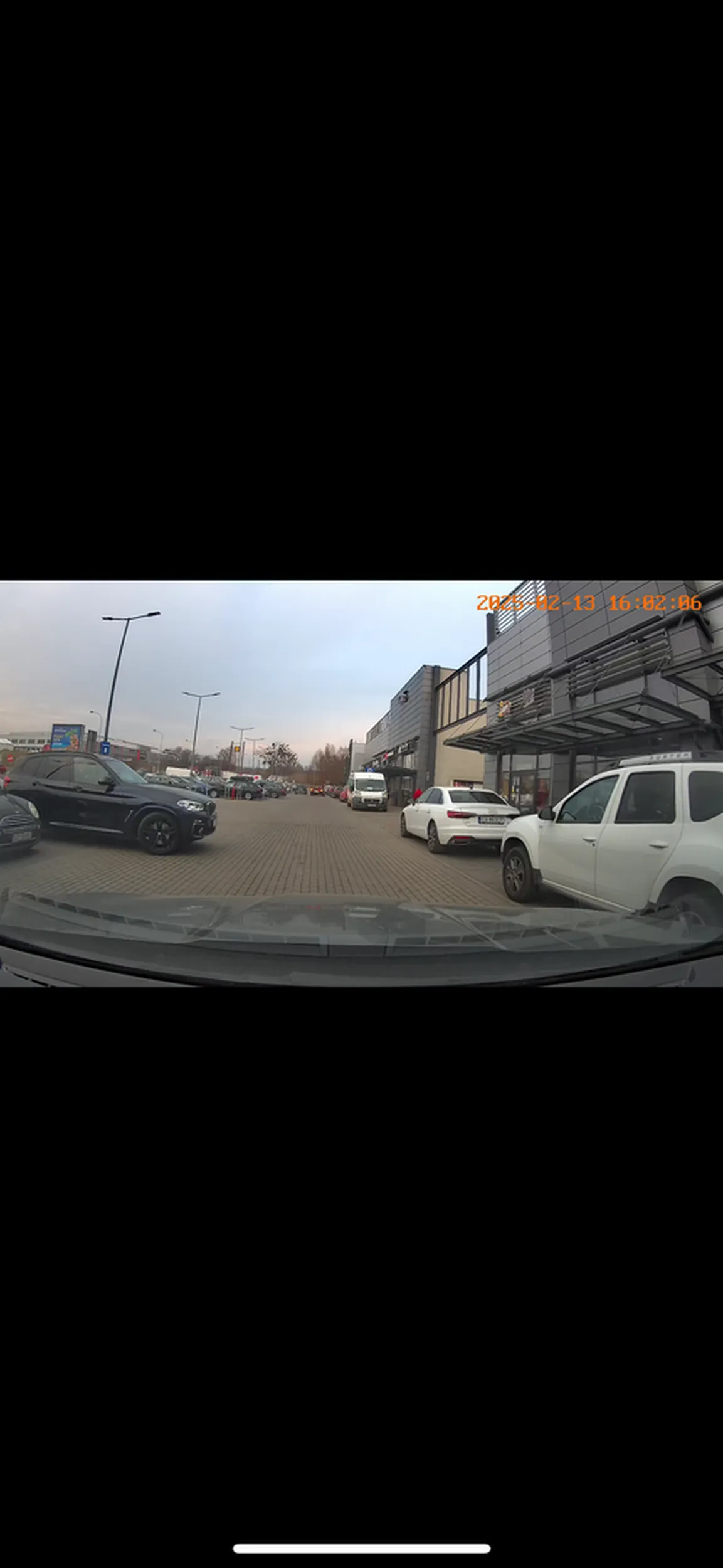 Myśli że mu wszystko się należy i pcha się na chama. Driver BMW, bał się otworzyć okno czy wyjść z auta