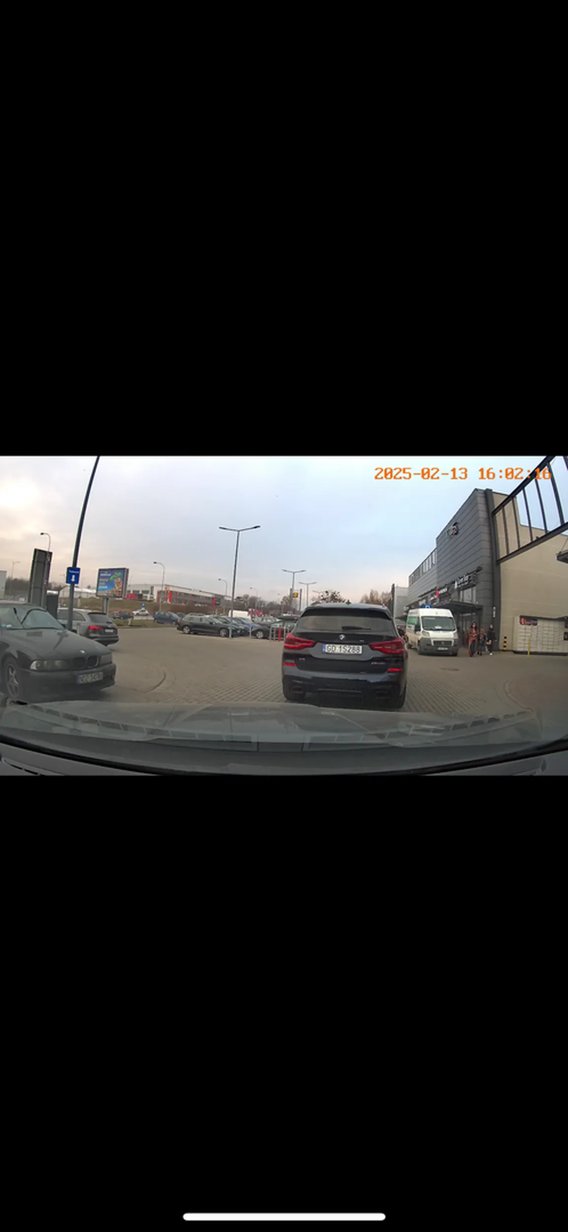 Myśli że mu wszystko się należy i pcha się na chama. Driver BMW, bał się otworzyć okno czy wyjść z auta