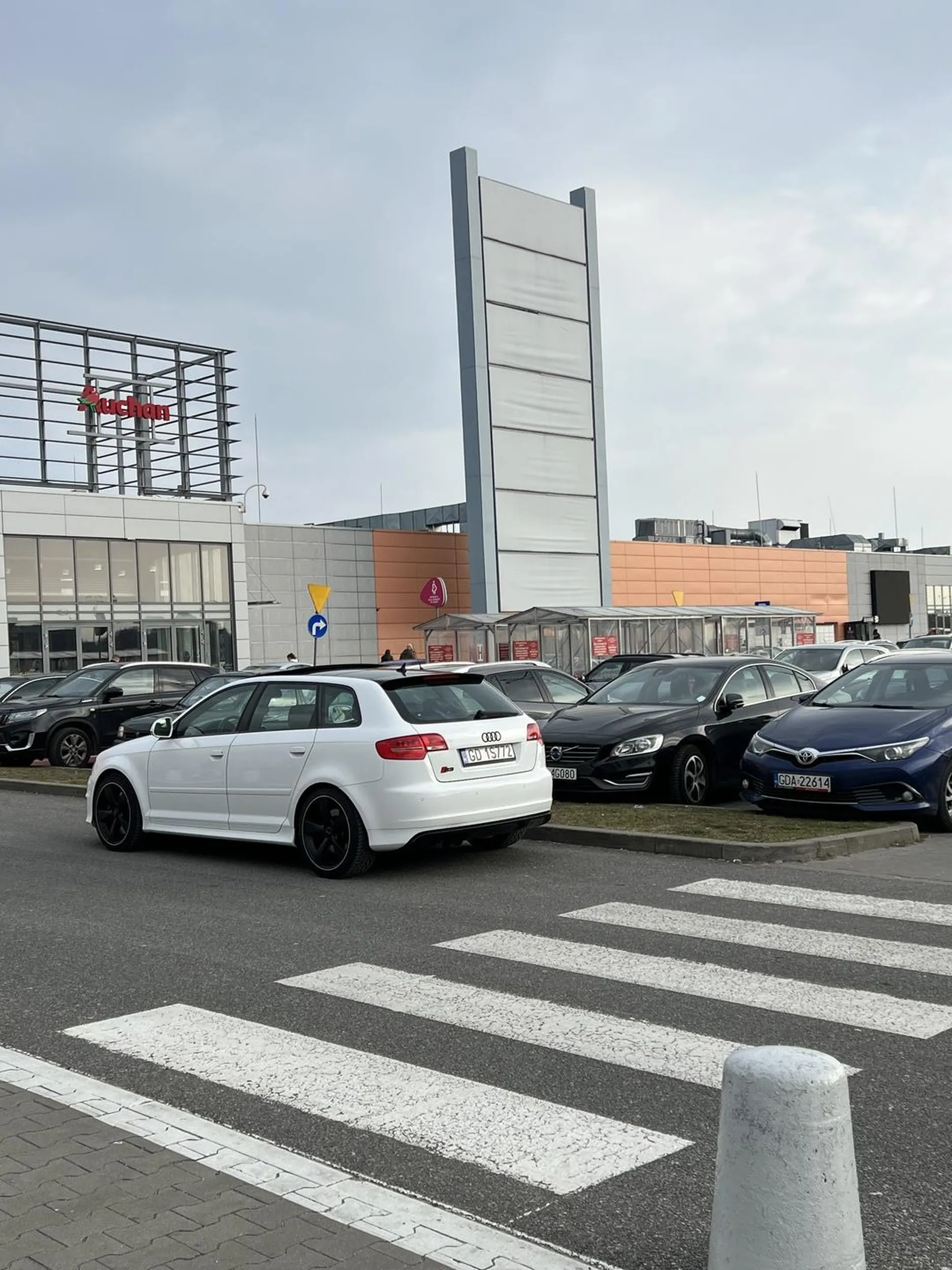 Stały bywalec siłowni, ale dwa kroki więcej od miejsca parkingowego zrobić to już wyczyn. A że nie widać przechodzących po pasach pieszych przez idiote to już go nie interesuje.