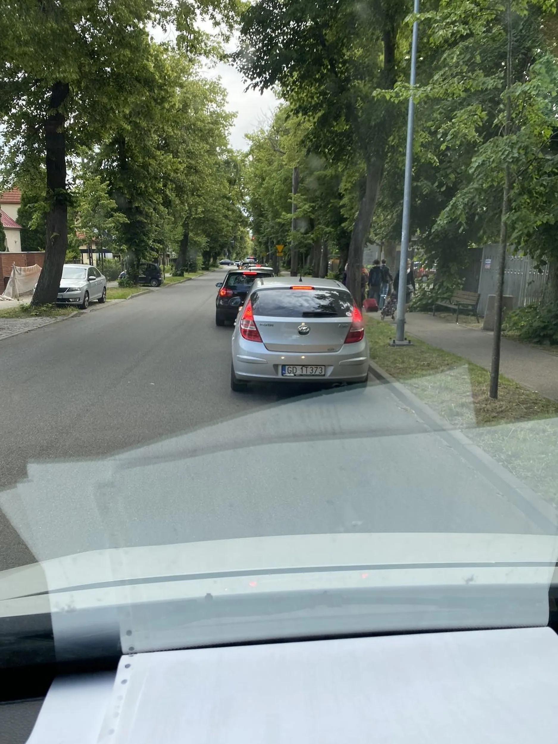 Stoję w korku a koleś wali lewym pasem pod prąd i wciska się przede mną, jak mu pokazuje faka to gwałtownie hamuje