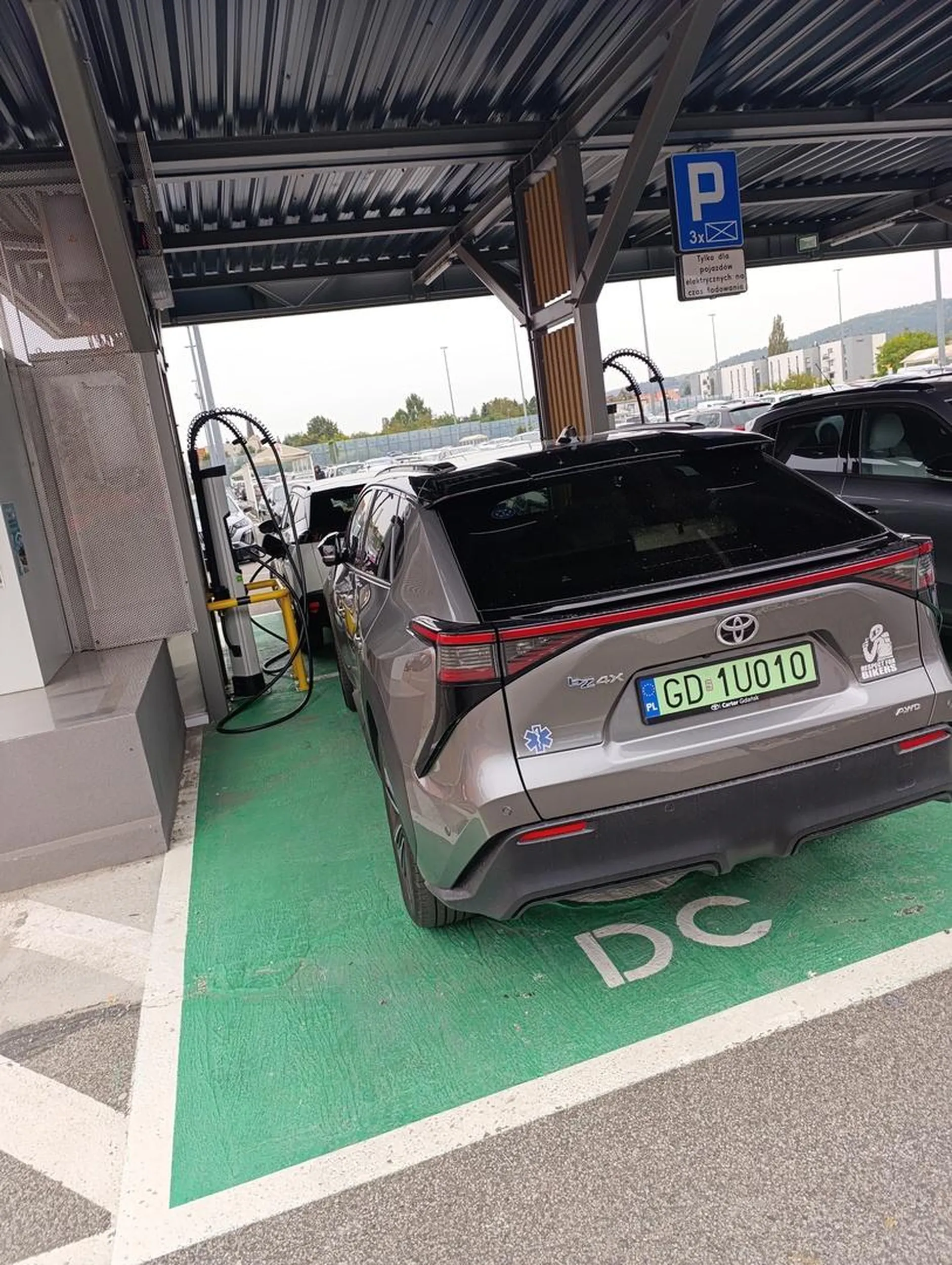 Parkowanie na parę godzin na stacji ładowania bez podpięcia zdjęcie wysłane do odpowiednich służb !