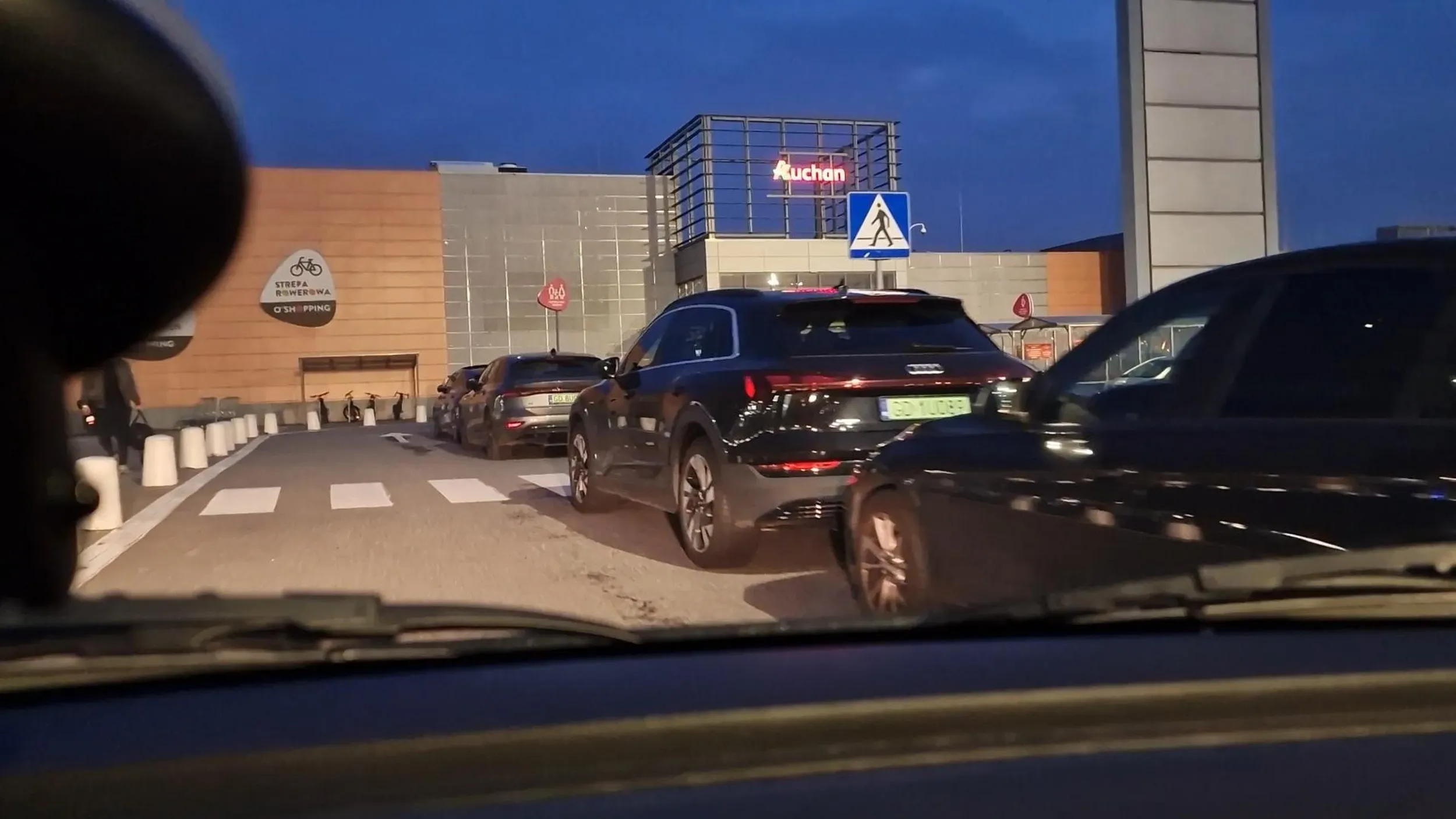 Jeszcze bliżej przejścia zaparkuj matole. Idziesz na siłownię to zaparkuj dalej gdzie jest pusto jak boisz się że porysują ci auto.