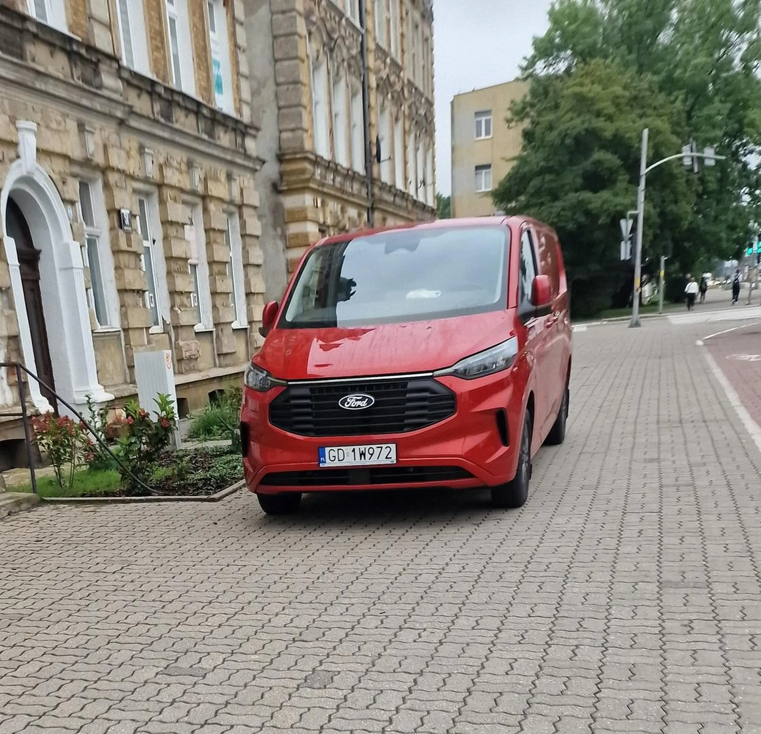 Pirat jeździ w zdłusz chodnika i twierdzi że ma zgodę miasta Elbląg by jeździć po chodnikach i parkuje Zdjęcie z Grunwaldzka kolo chotelu Sowa