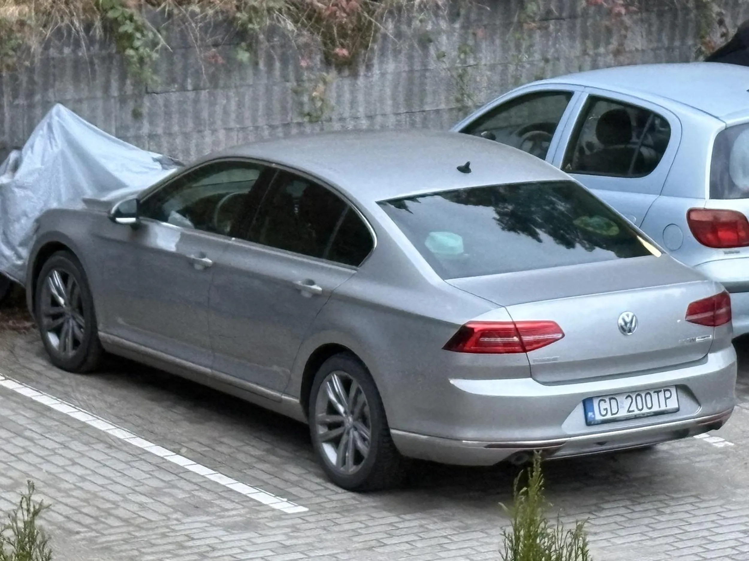 Złośliwy kierowca który zablokował motor gdzie nie można wyjechać a wokół tyle miejsca do zaparkowania