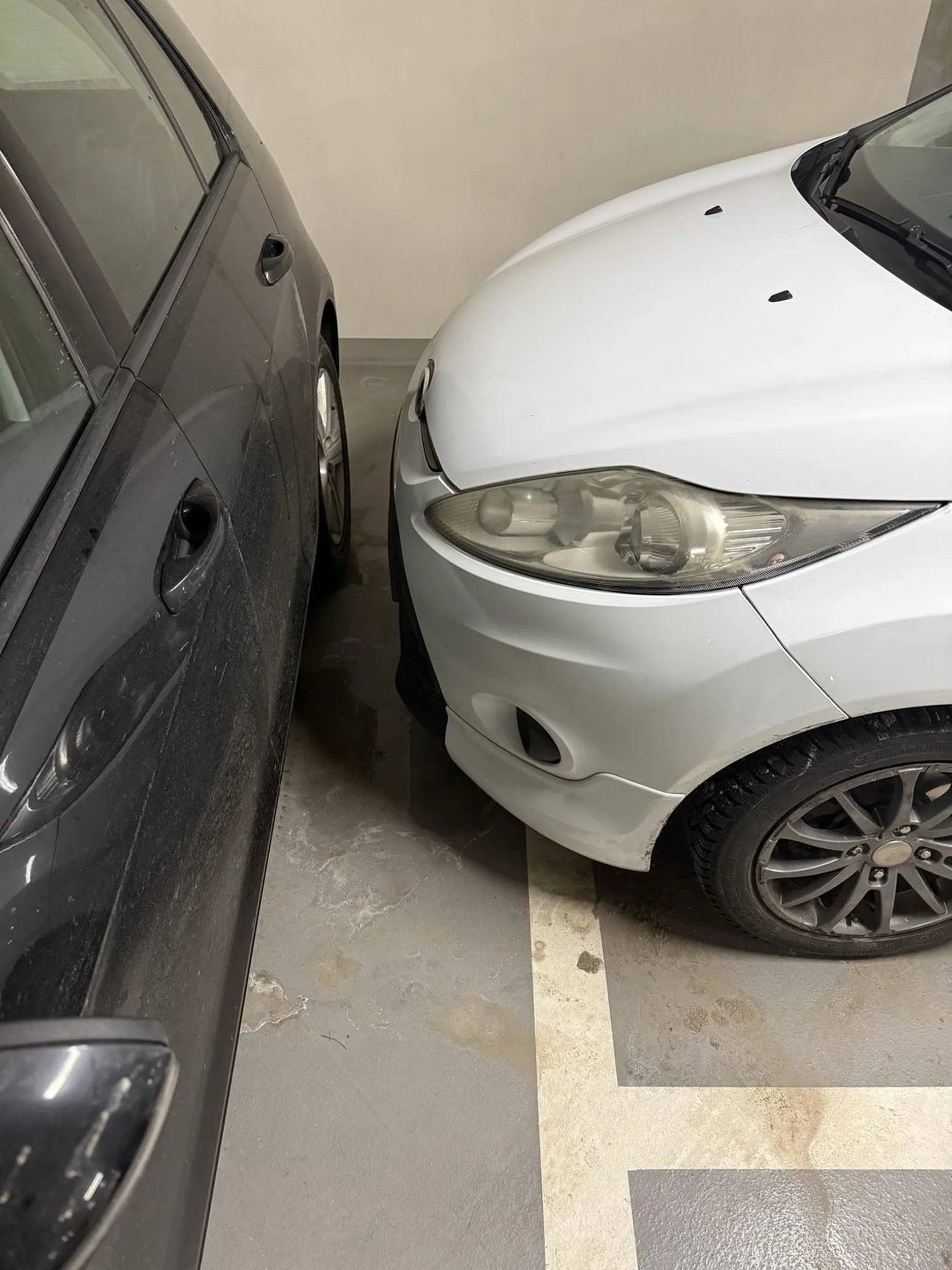 Pan/Pani ma ewidentny problem z parkowaniem w liniach, proszę dla dobra innych się nauczyć :)