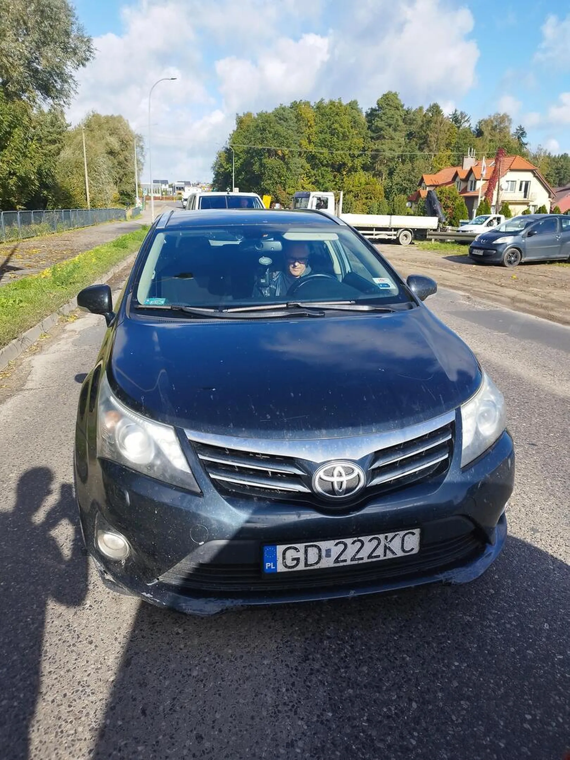 Gość niespełna rozumu, zajeżdża drogę, nie pozwala się wyprzedzić, pomimo drogi dwupasmowej, agresywny typ