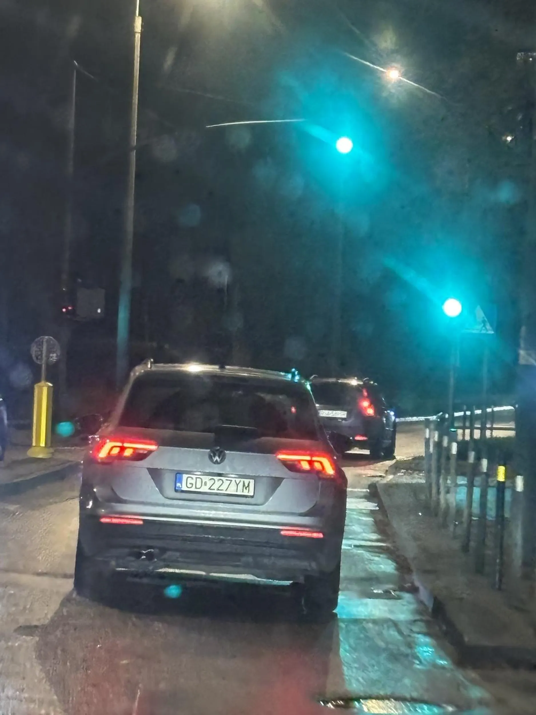 Kierowca ewidentnie z małym siusiakiem, skrzywdziło go to że go wyprzedziłem więc wepchnął się żeby dać po hamulcach a potem toczyć się 10km/h