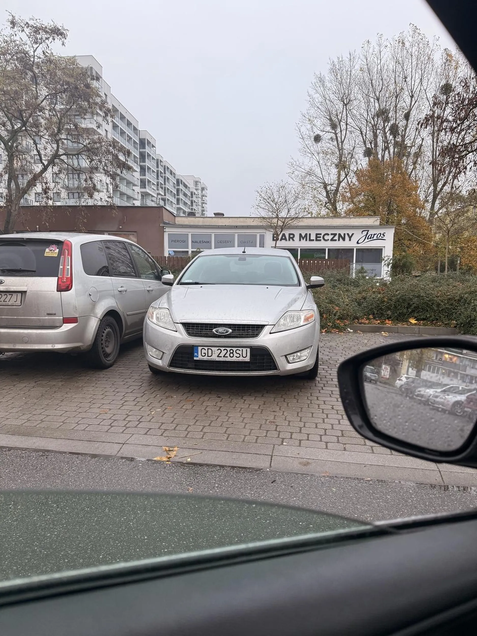 Nie umie parkować zastawił tak auto że nie dało się wsiąść