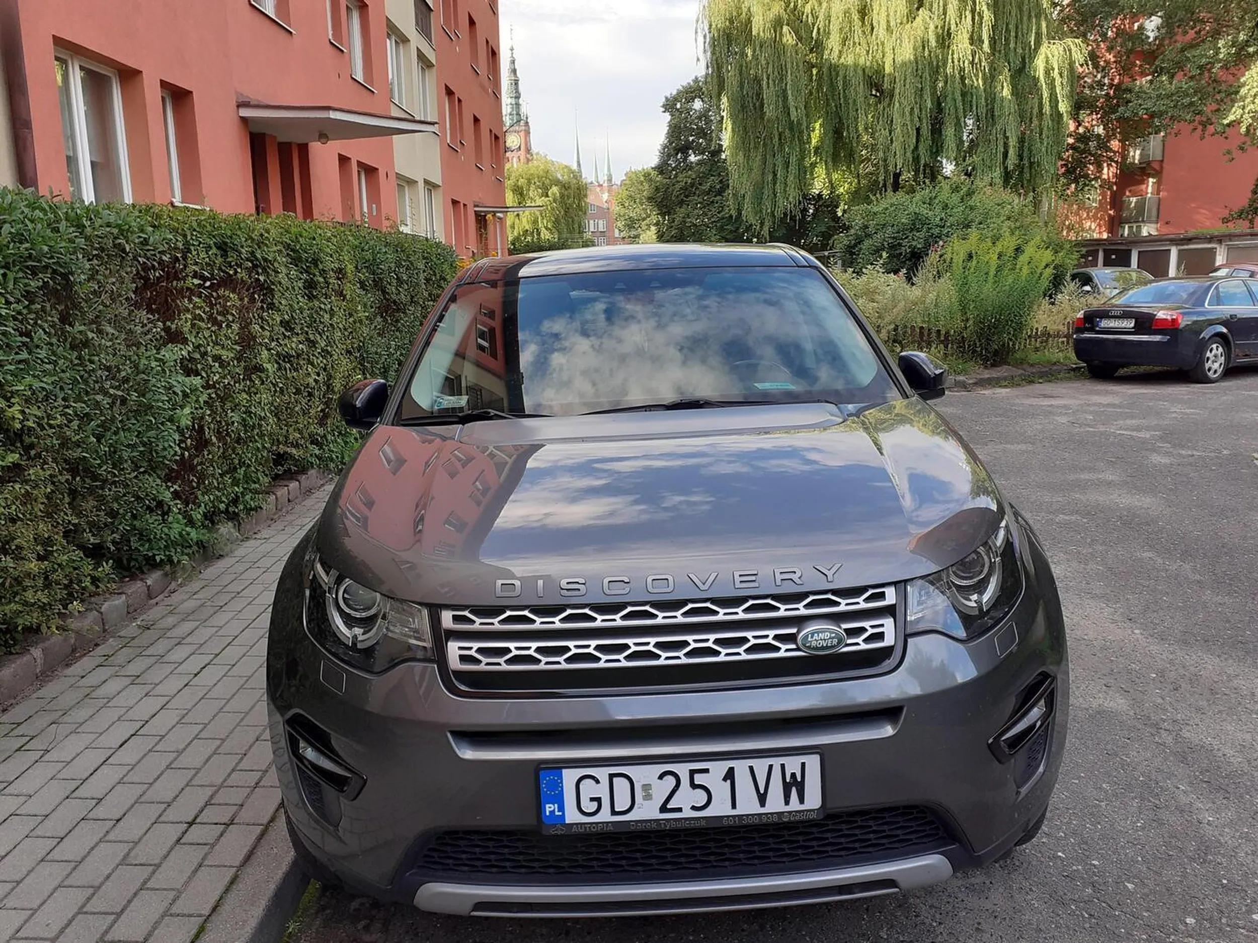 Groźba karalna: z samochodu wysiada młoda dziewczyna z kartonem. Ostentacyjnie przechodzi obok mnie z kartonem.