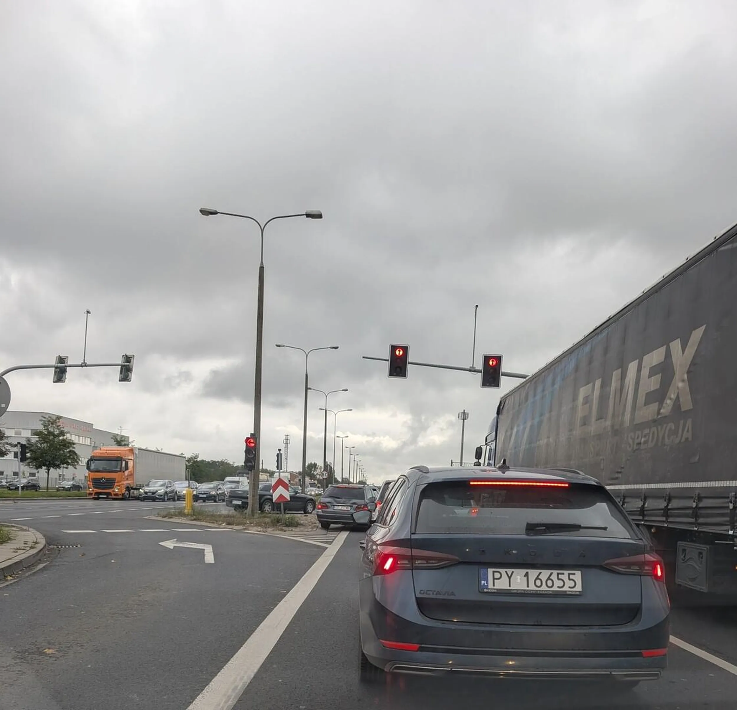 Na kilku światłach z rzędu wbijał się przed wszystkimi w taki sposób