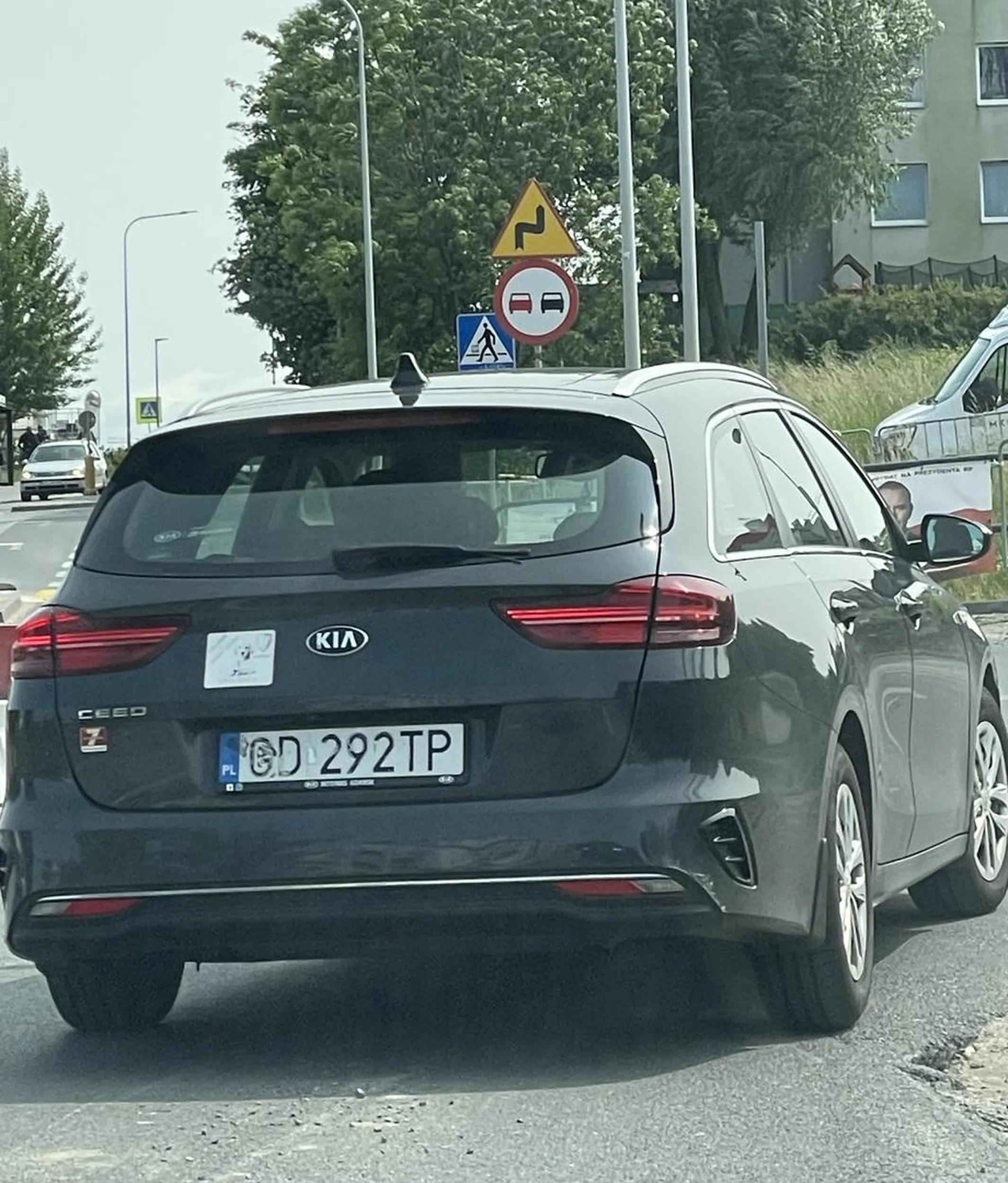 Kierowca, który wykazał się kompletnym brakiem kultury i odpowiedzialności na drodze. Celowo nas wyhamowywał, czym stwarzał realne zagrożenie, a następnie zablokował wjazd i wyjazd ze sklepu, stojąc na światłach awaryjnych bez żadnego uzasadnienia. Jego zachowanie było skrajnie nieodpowiednie i można je określić jednym słowem – “prostactwo”.