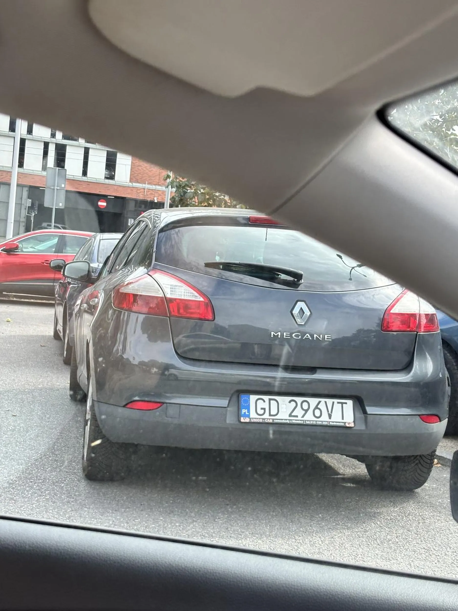 Pięknie zastawiony wjazd na parking, małe polo ledwo się mieści, żeby przejechać, a co dopiero większe auto. Utrudniasz życie innym ludziom, bo nie chciało Ci się szukać miejsca parkingowego.