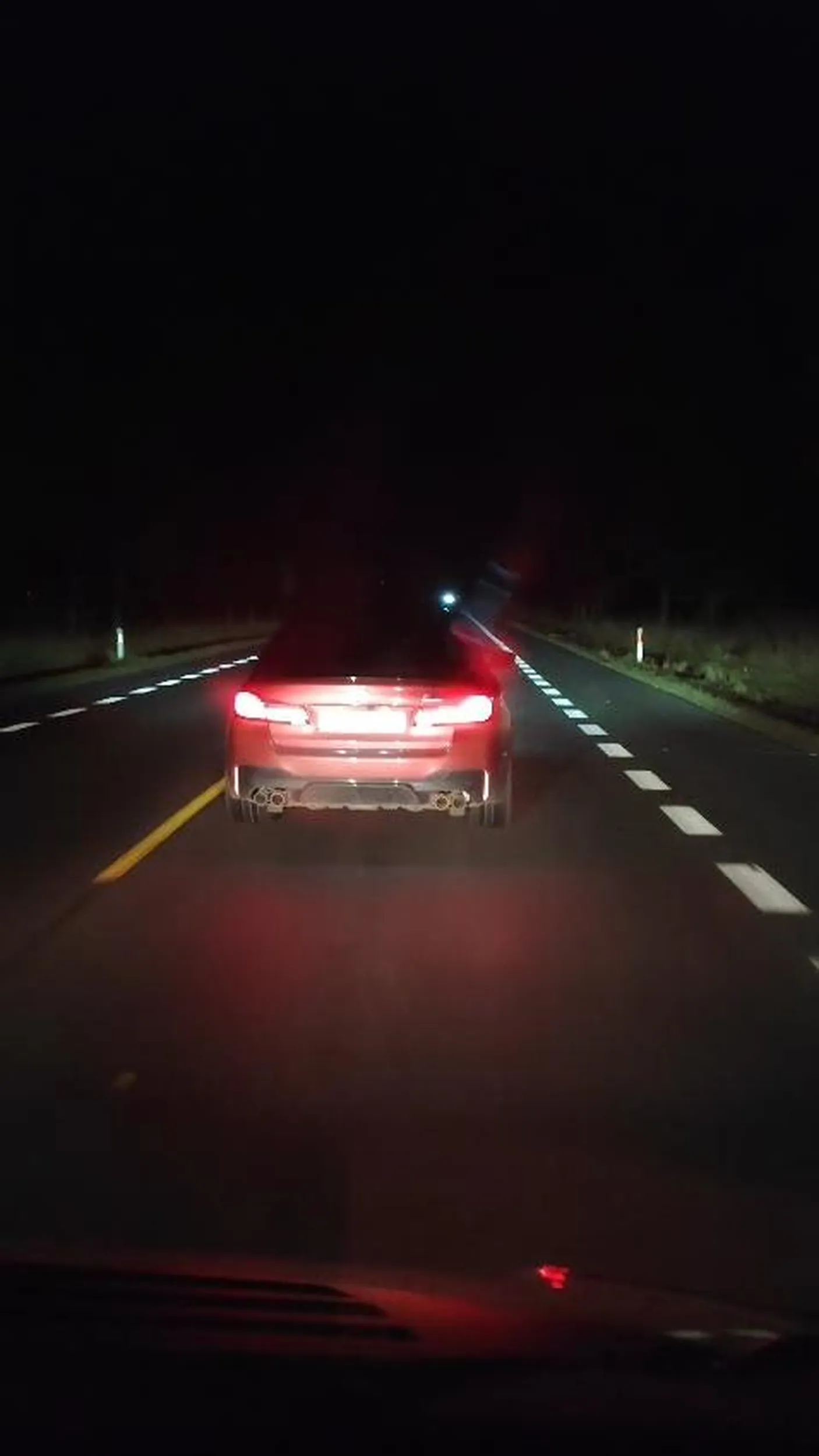 Kierowca nie panuje nad sobą na drodze. Wyhamowuje innych.