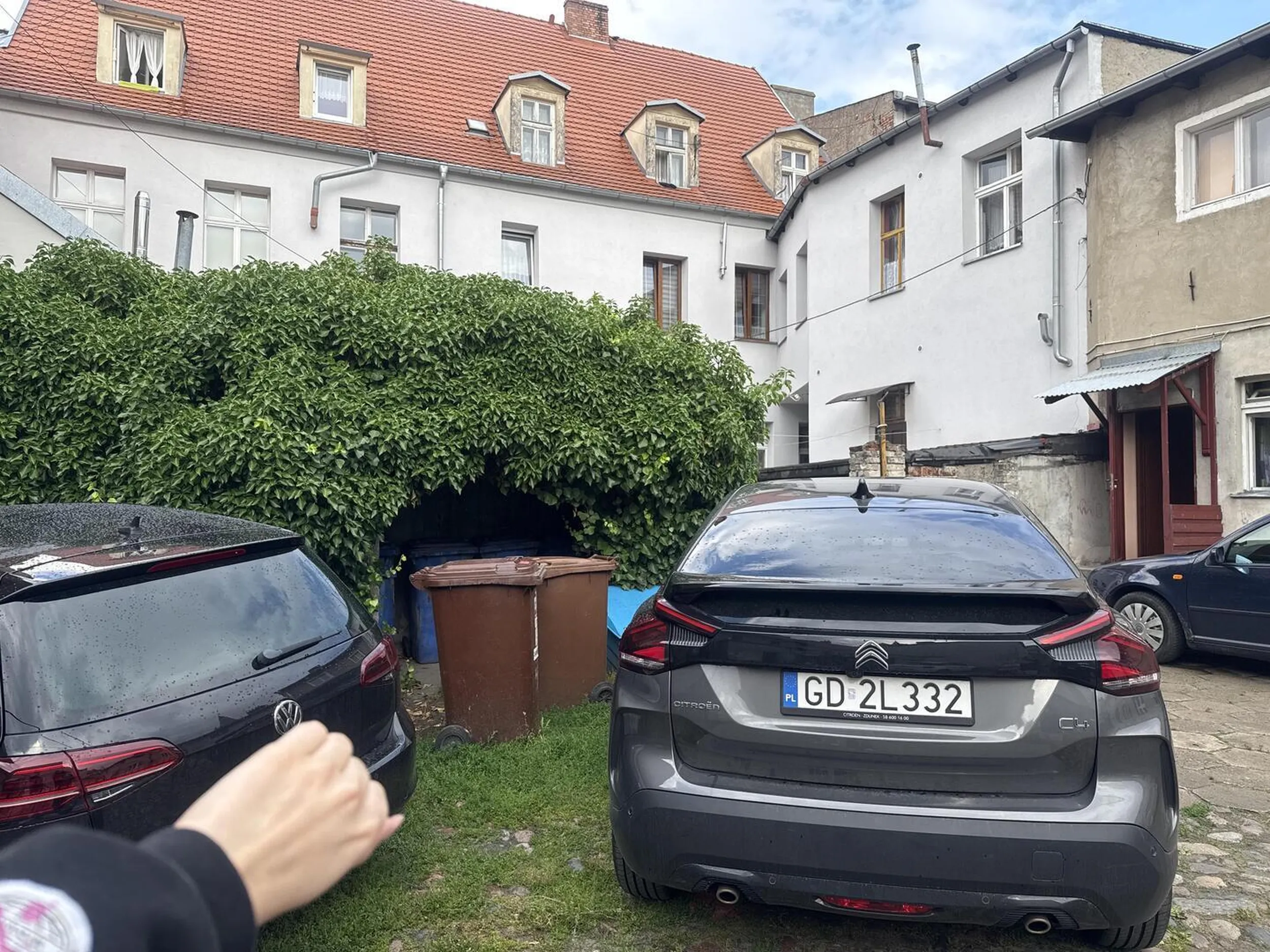 śmieć nie umie parkować, żałuję parę groszy na parking na mieście i parkuje na prywatnych parkingach, dodatkowo zastawia inne auta bez możliwości wyjechania, tragedia