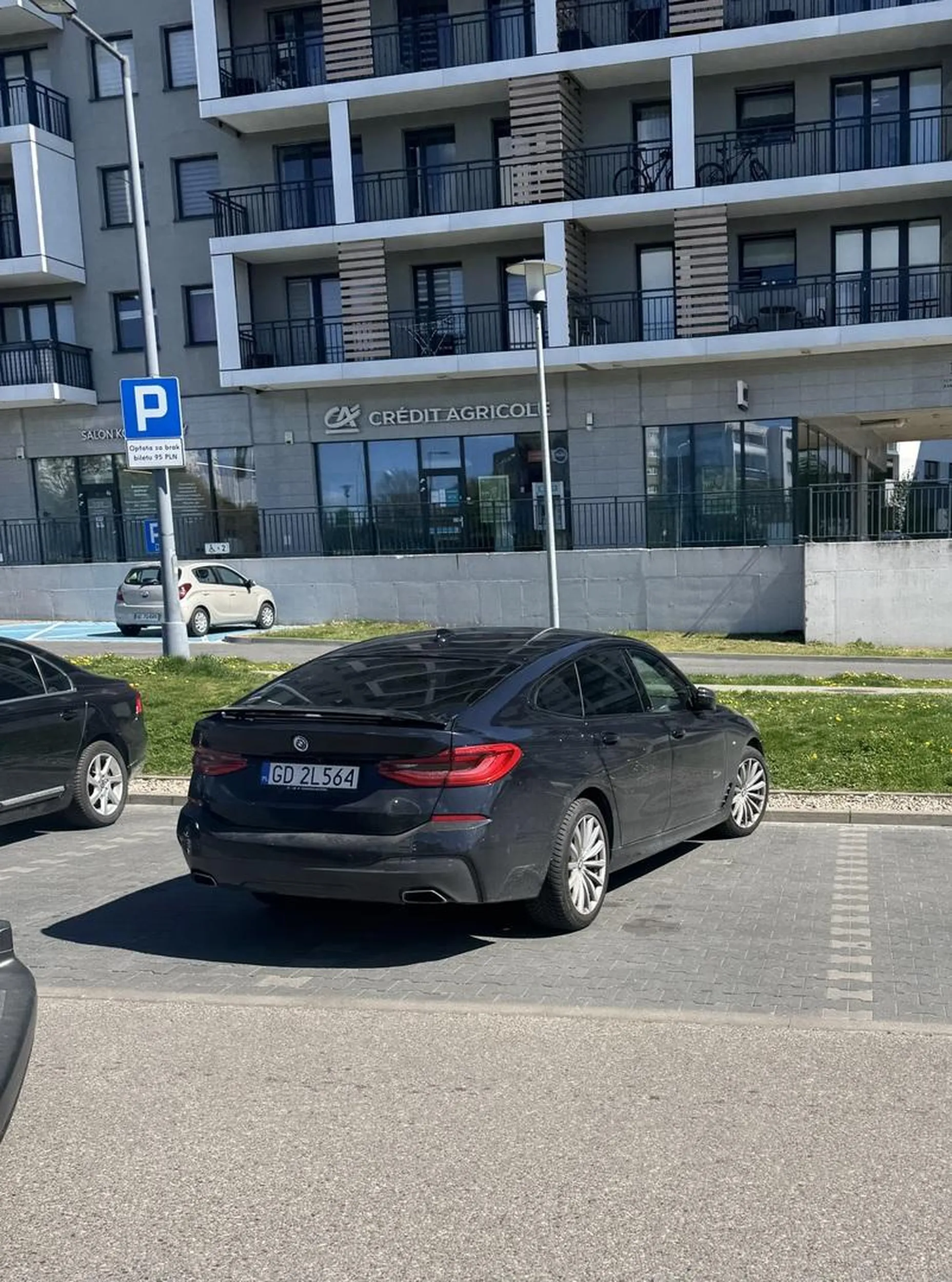 Znowu prawo jazdy w chipsach rozdawali, zajęte 2 miejsca na pełnym parkingu