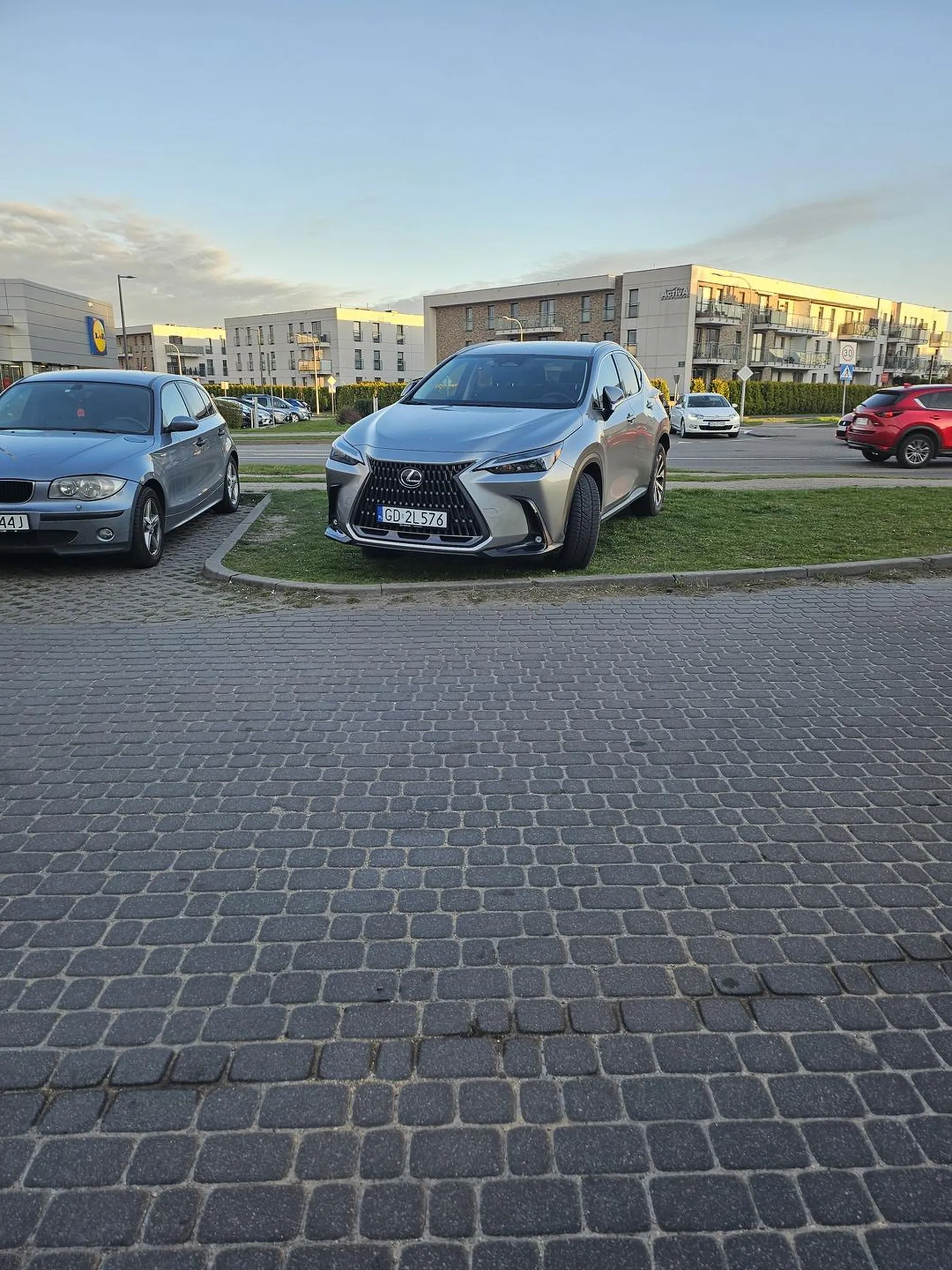 Mam Lexusa więc mogę... Było sporo wolnych miejsc parkingowych