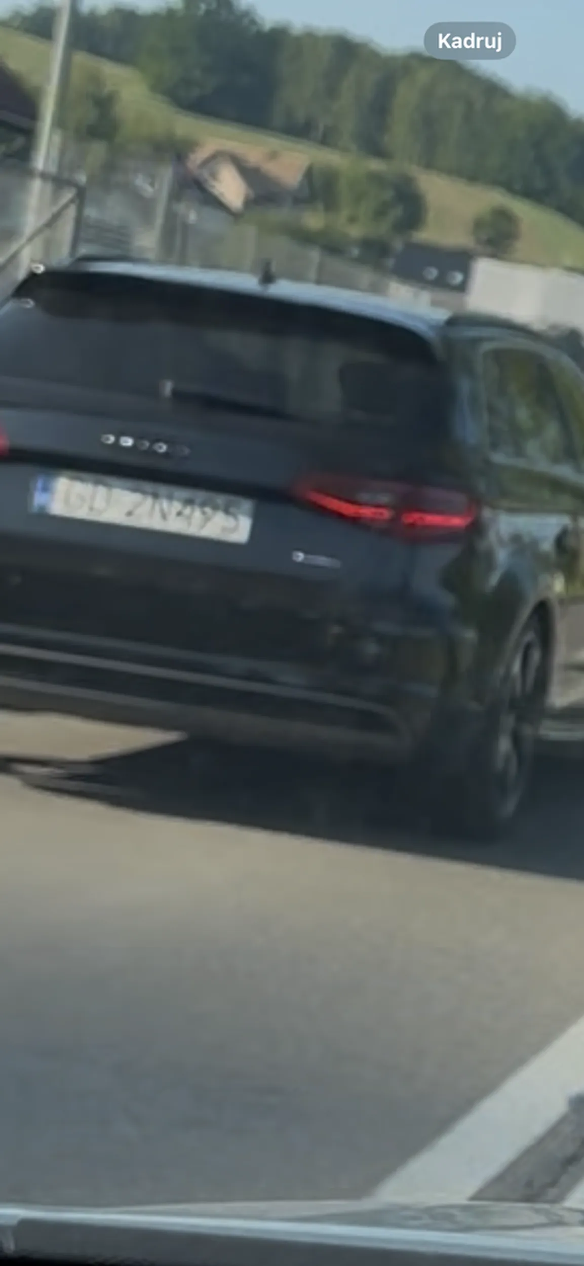 18:30 w Smetowi chmieleńskim wyprzedzał na podwójnej ciągłej z nadmierną prędkością , w lusterku wstecznym widziałem jak wyprzedzał na zakręcie !