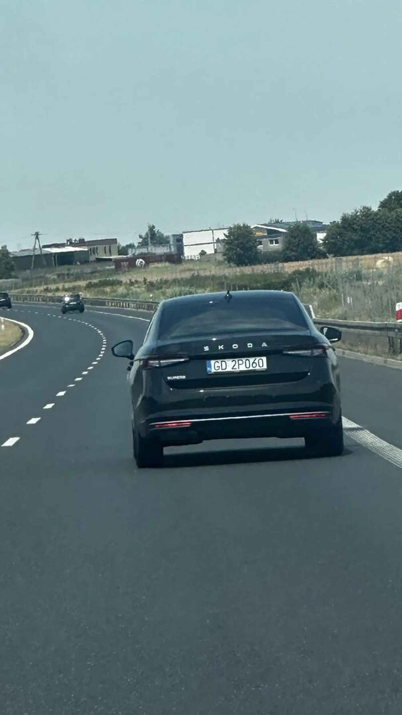 Sama ciarz typowy polaczkowy cebul, podczas wyprzedzania przyspiesza, a jak już ci się uda wjechać przed niego to wali długimi.