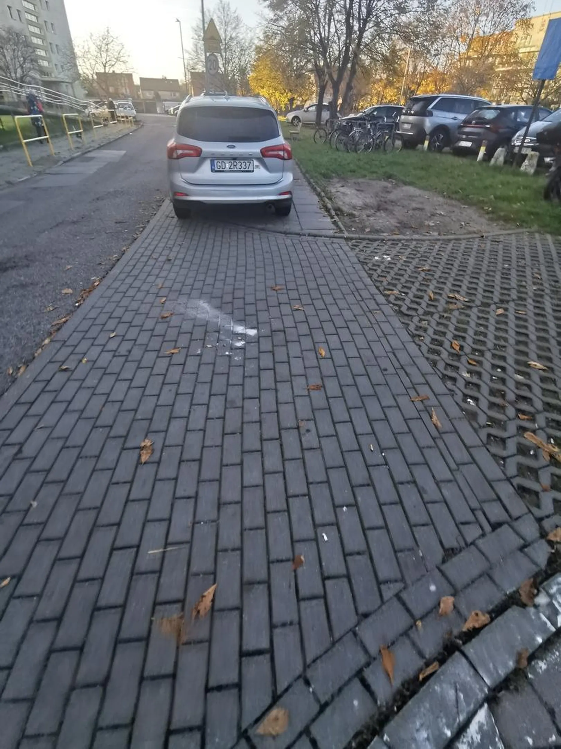 A dla pieszych zostawiam tyyyyyyyyle miejsca