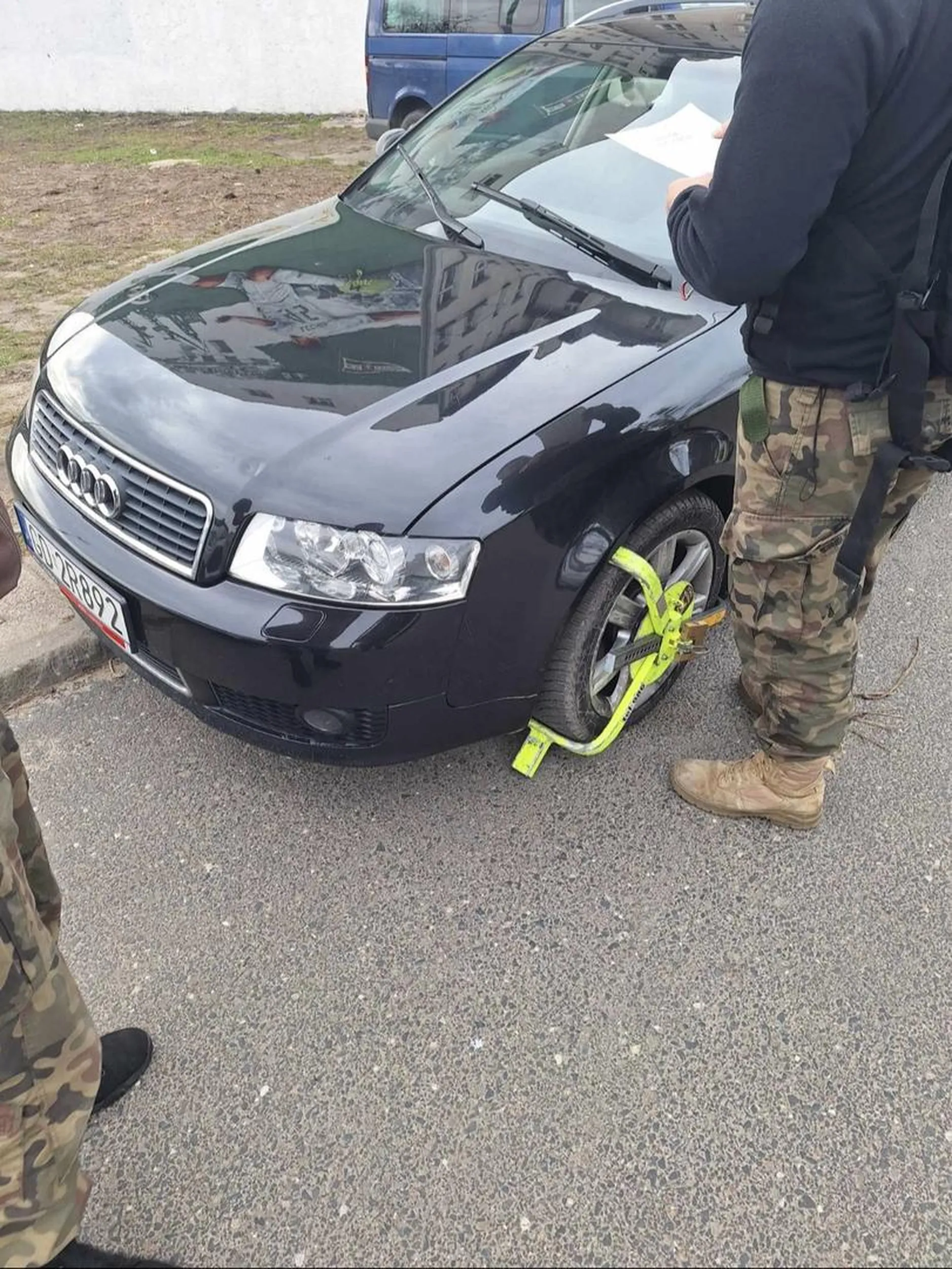 Kolega parkuje na zakazie i się dziwi że dostaje mandat. Zdjęcie