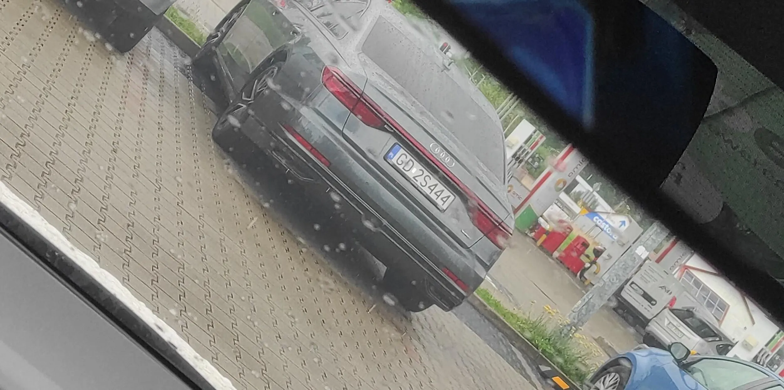 Pan bez Włosów próbował zaparkować obok mnie,nie mógł się zmieścić i kulturalnie poprosił bym zbliżył się do drugiej strony mimo ,że u tak parkował już na moim miejscu, jak się zwolniło to pojechał na inne stanowisko i jak zwróciłem mu uwagę ,że stoi na dwóch miejscach zaczął wyzywać i chciał się bić,