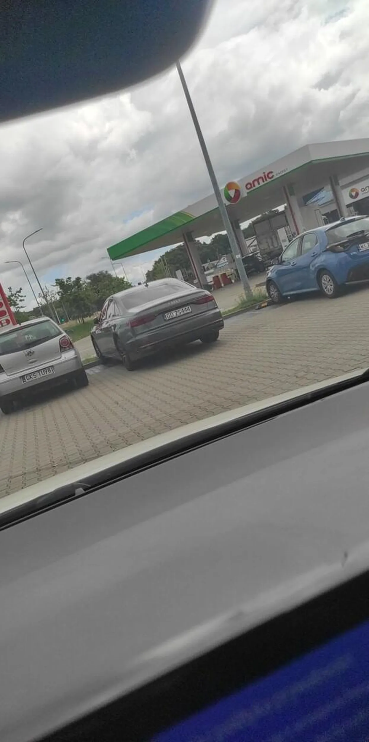 Pan bez Włosów próbował zaparkować obok mnie,nie mógł się zmieścić i kulturalnie poprosił bym zbliżył się do drugiej strony mimo ,że u tak parkował już na moim miejscu, jak się zwolniło to pojechał na inne stanowisko i jak zwróciłem mu uwagę ,że stoi na dwóch miejscach zaczął wyzywać i chciał się bić,