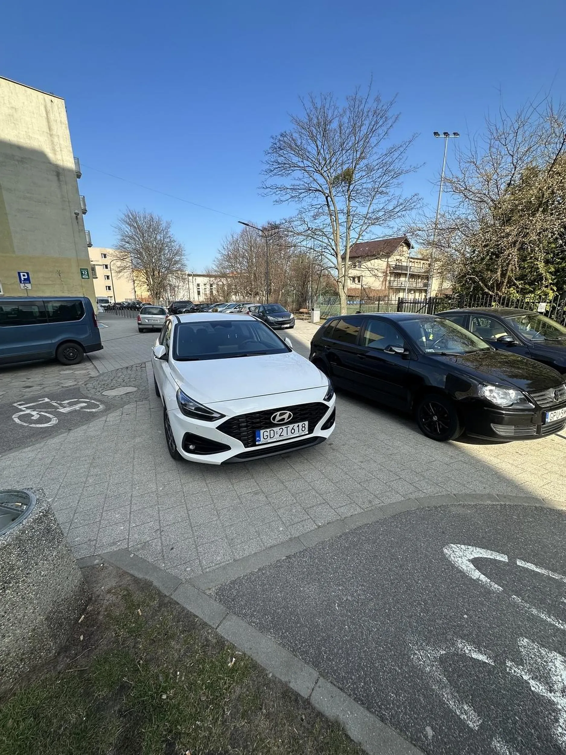 Gruby Baran zastawia chodnik. Zdjęcie wysłane do SM.