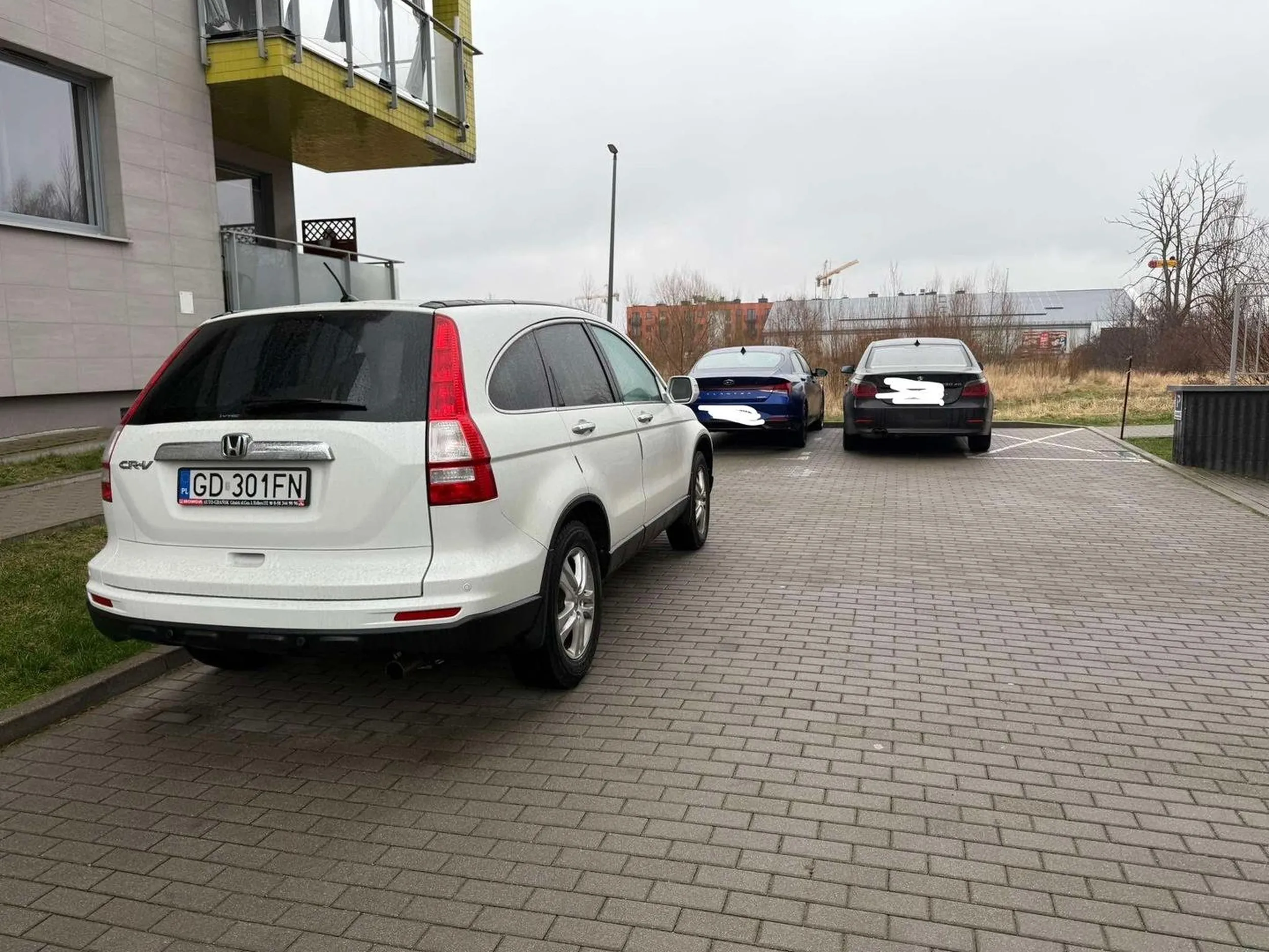 Nie pozdrawiam Pani z Białej Hondy która musiała zaparkować pod samą klatką pomimo całego pustego Parkingu. Naucz się Parkować i użyj czasem mózgu.