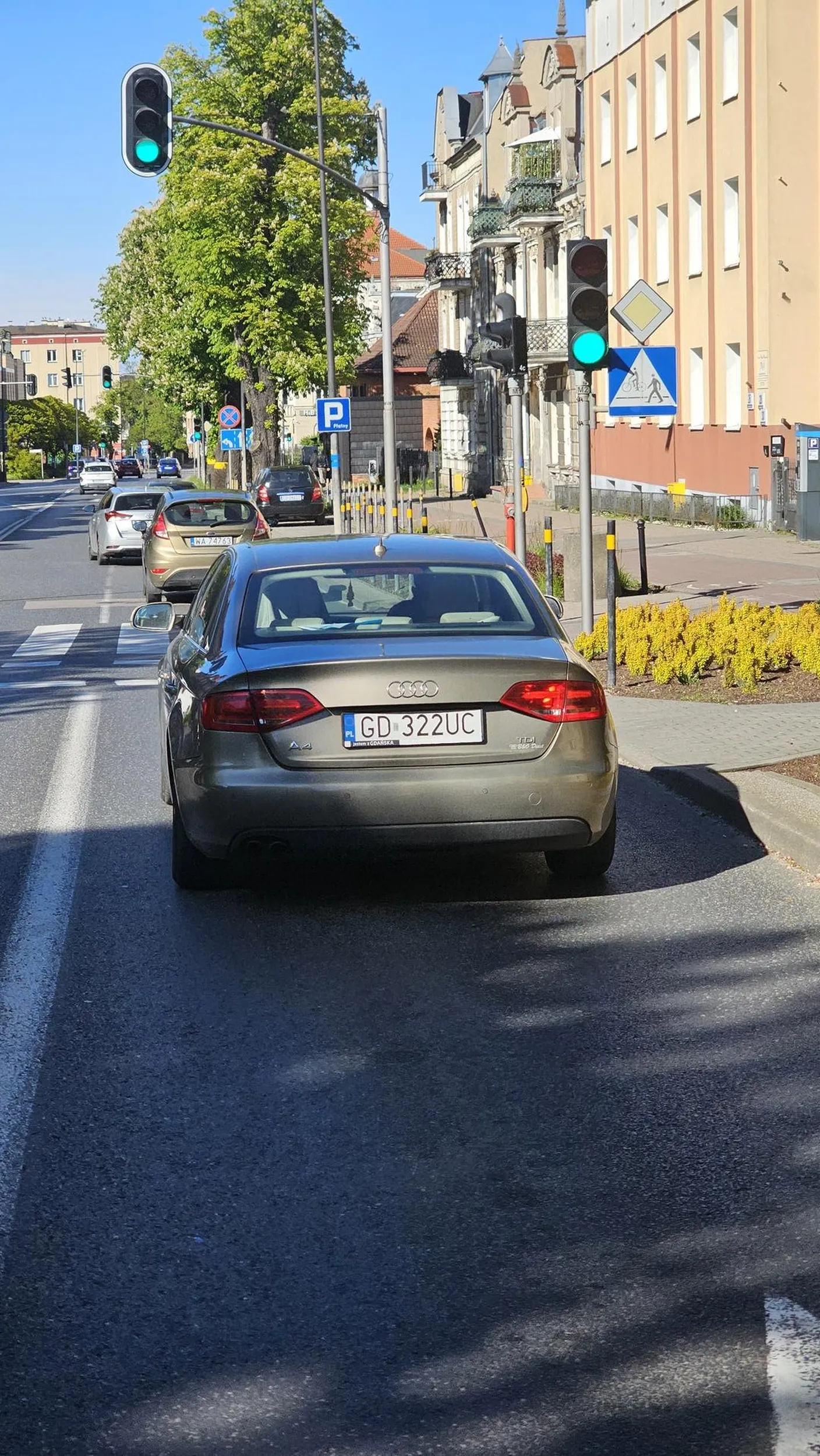 Za kierownicą tzw "kobieta lekkich obyczajów", która zdobyła prawo jazdy za pomocą kolan i ust :) Wymusiła pierwszeństwo na autobusie miejskim, a po zwróceniu uwagi jej przydupas zaczął się sadzić. Chciał opluć autobus, ale opluł swojego gruza i siebie hehe :) Dobrze, że w autobusie jest monitoring to oczekujcie wezwania do WRD KMP Gdańsk :)