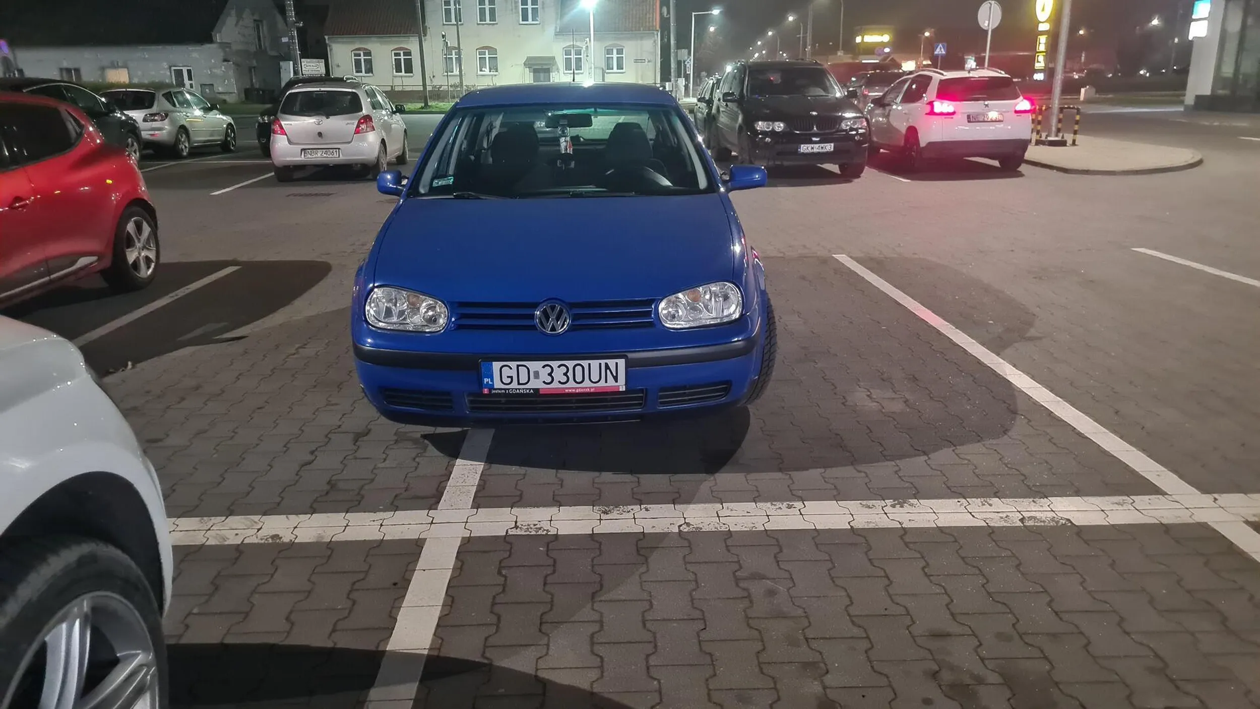 Za duże linie a za mały samochód Współczuję wady wzroku Może okulista zamiast stacja benzynowa?