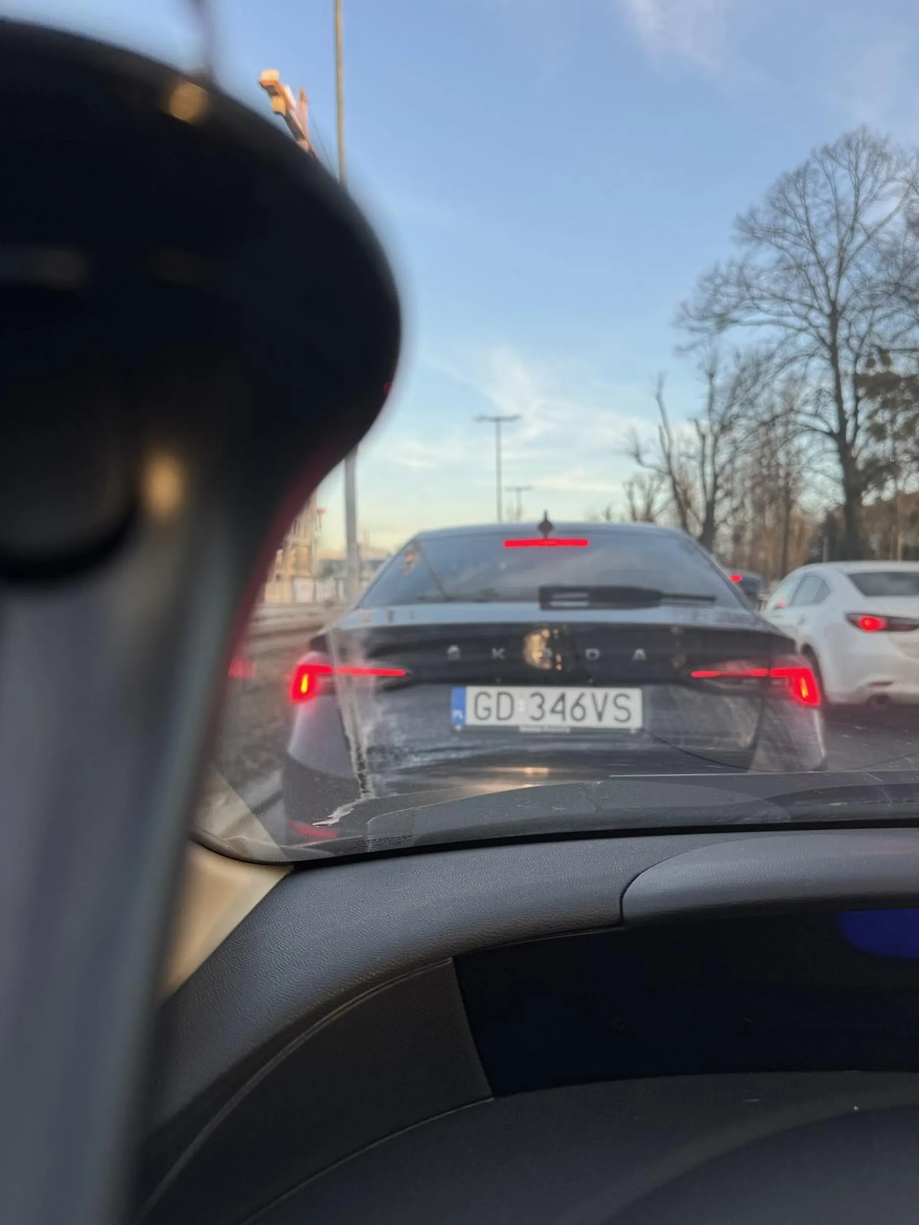 Używanie kierunkowskazu przy zmianie pasa, przerasta kierowcę tego pojazdu.