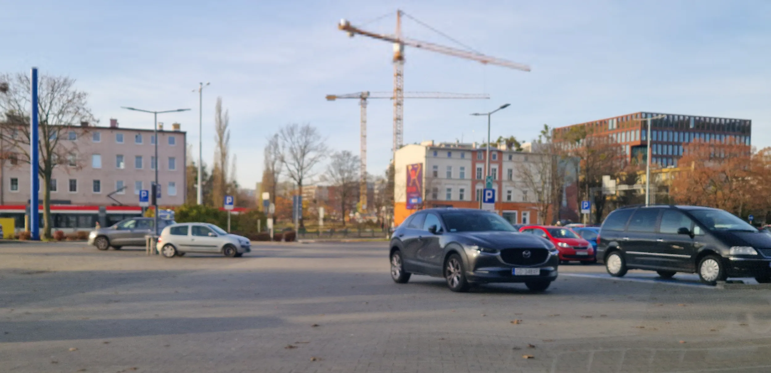 Bambik zerowej inteligencji porzucił stary gruz na środku jezdni blokujac przejazd