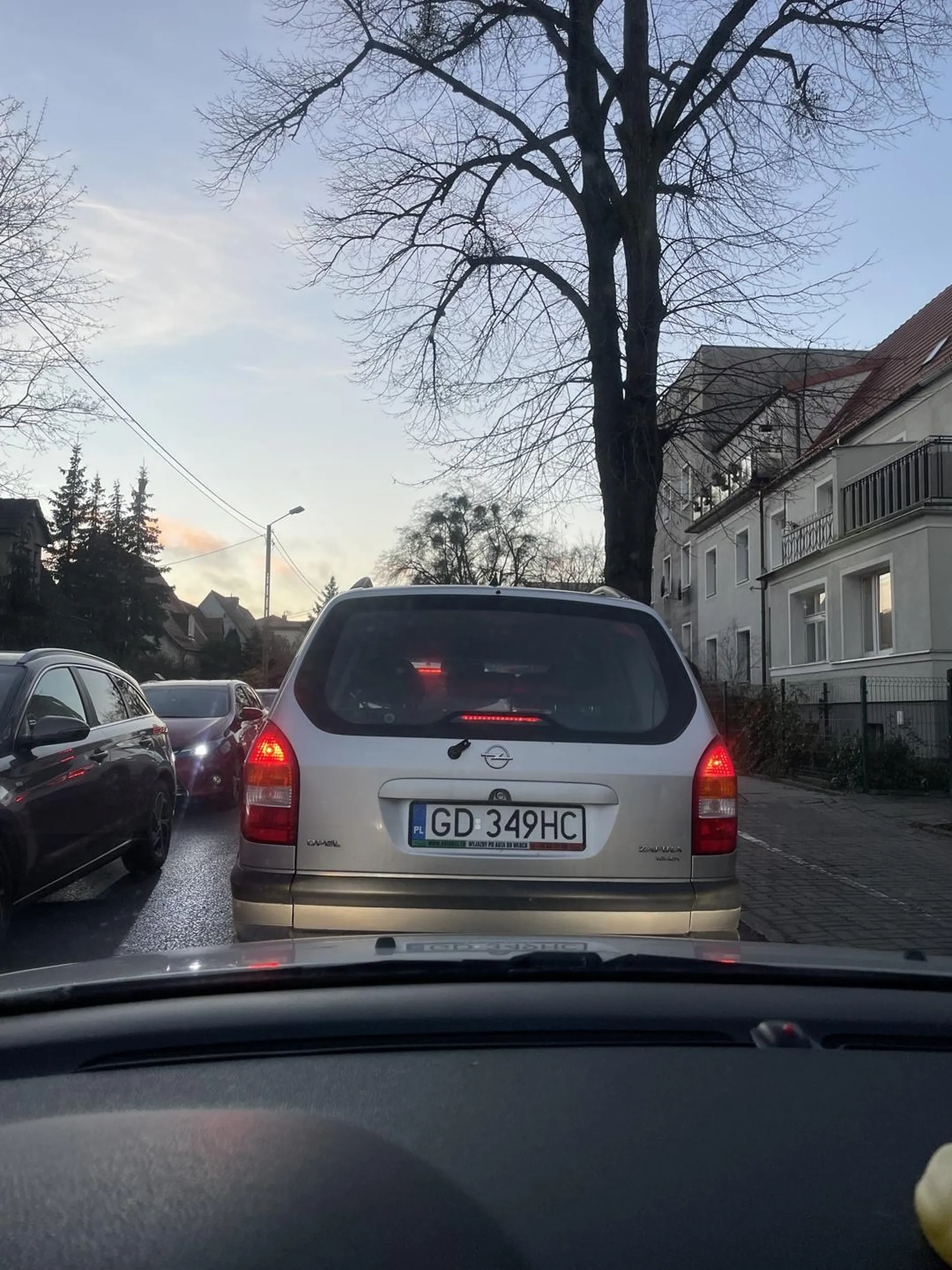 Elegancko się księciunio wpierdziela po czym stoi na przejściu dla pieszych dwie monuty