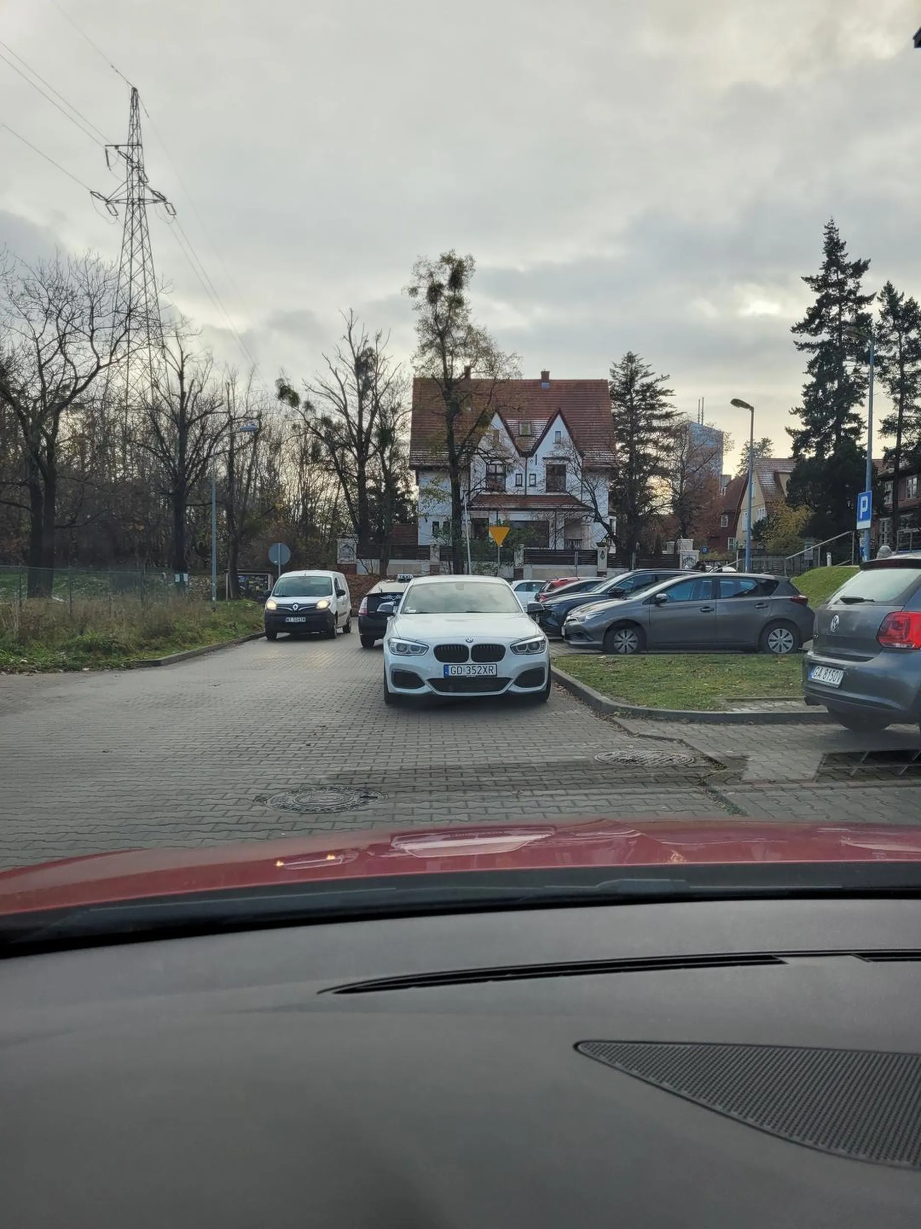 Dlaczego to zawsze są te same marki samochodów? Zaparkowane na środku pasa mimo, że dookoła jest wszedzie pełno miejsc parkingowych. Widocznie nie chciało się koledze ruszyć tłustej dupy 10 metrów dalej